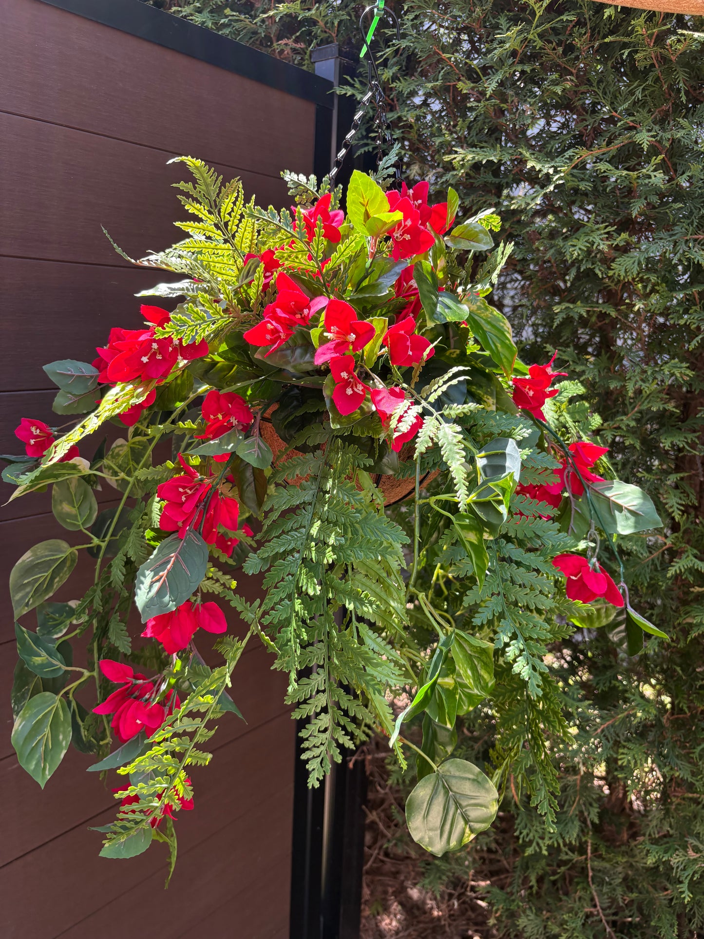 Panier suspendu rustique chic très garni Bougainvillier rouge UV | Collection Béatrice