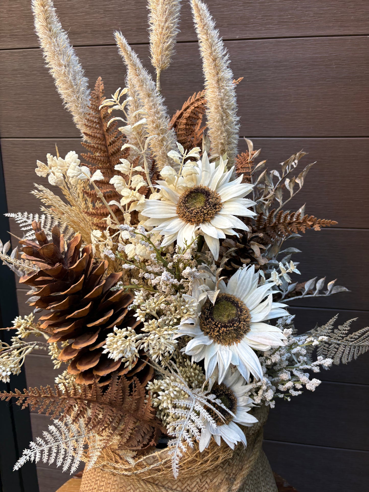 Grand arrangement d’automne – Tournesols blancs et pot effet jute