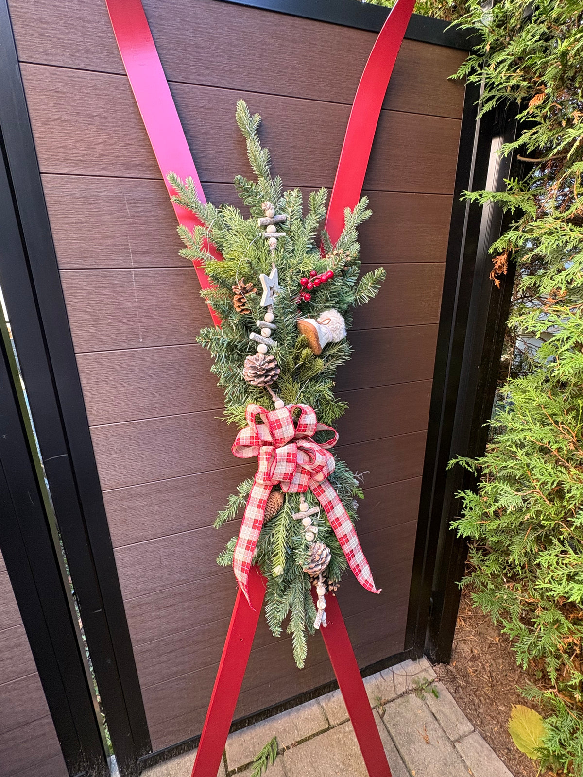 Skis décoratifs rouges de 72 pouces | Décoration hivernale rustique chic avec sapinage