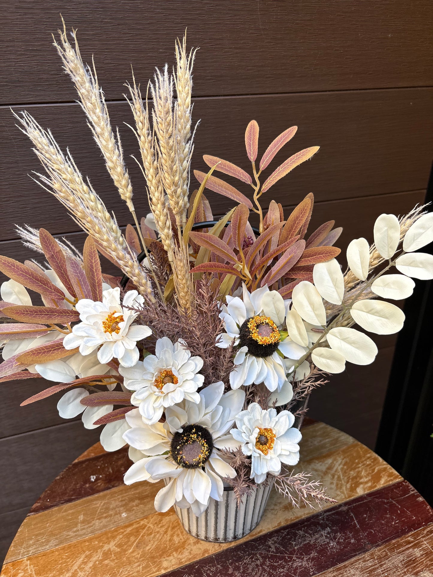 Arrangement floral d’automne champêtre – Fleurs blanches et feuillages naturels