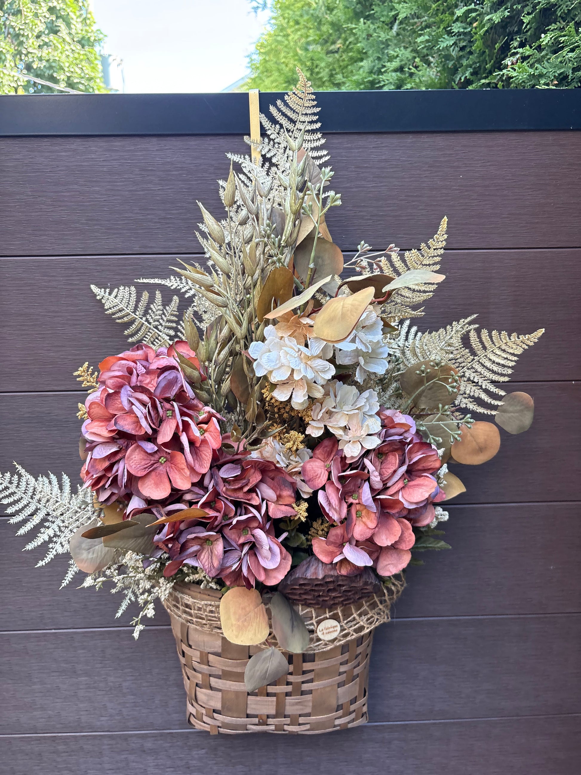 Décoration murale d’automne rustique chic dans un panier en osier