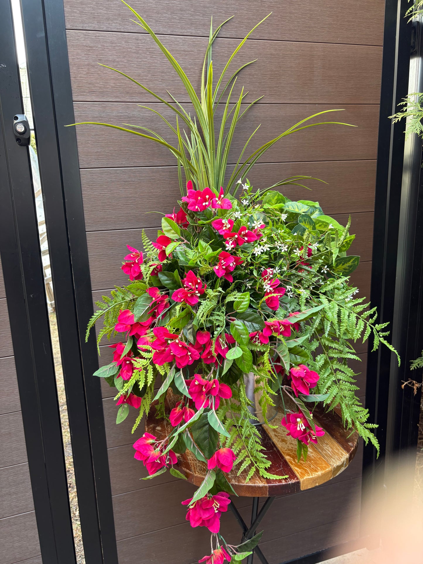 Arrangement extérieur fuchsia – feuillage luxuriant