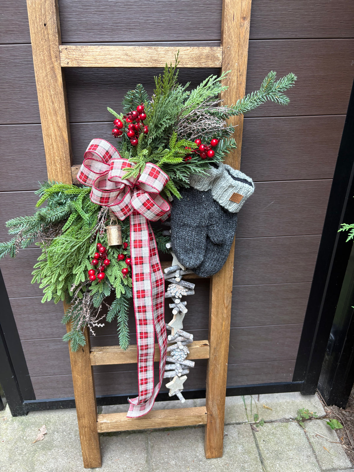 Échelle décorative en bois 48 x 22 po avec arrangement hivernal et mitaines en laine