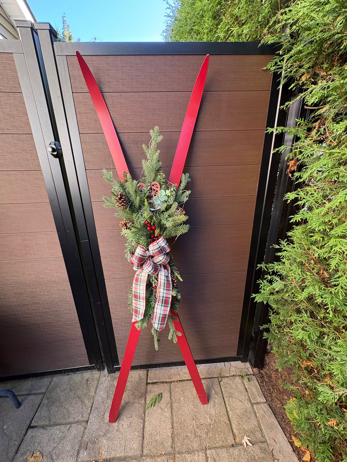 Skis vintage rouges décoratifs de 70 pouces – Décoration hivernale rustique chic