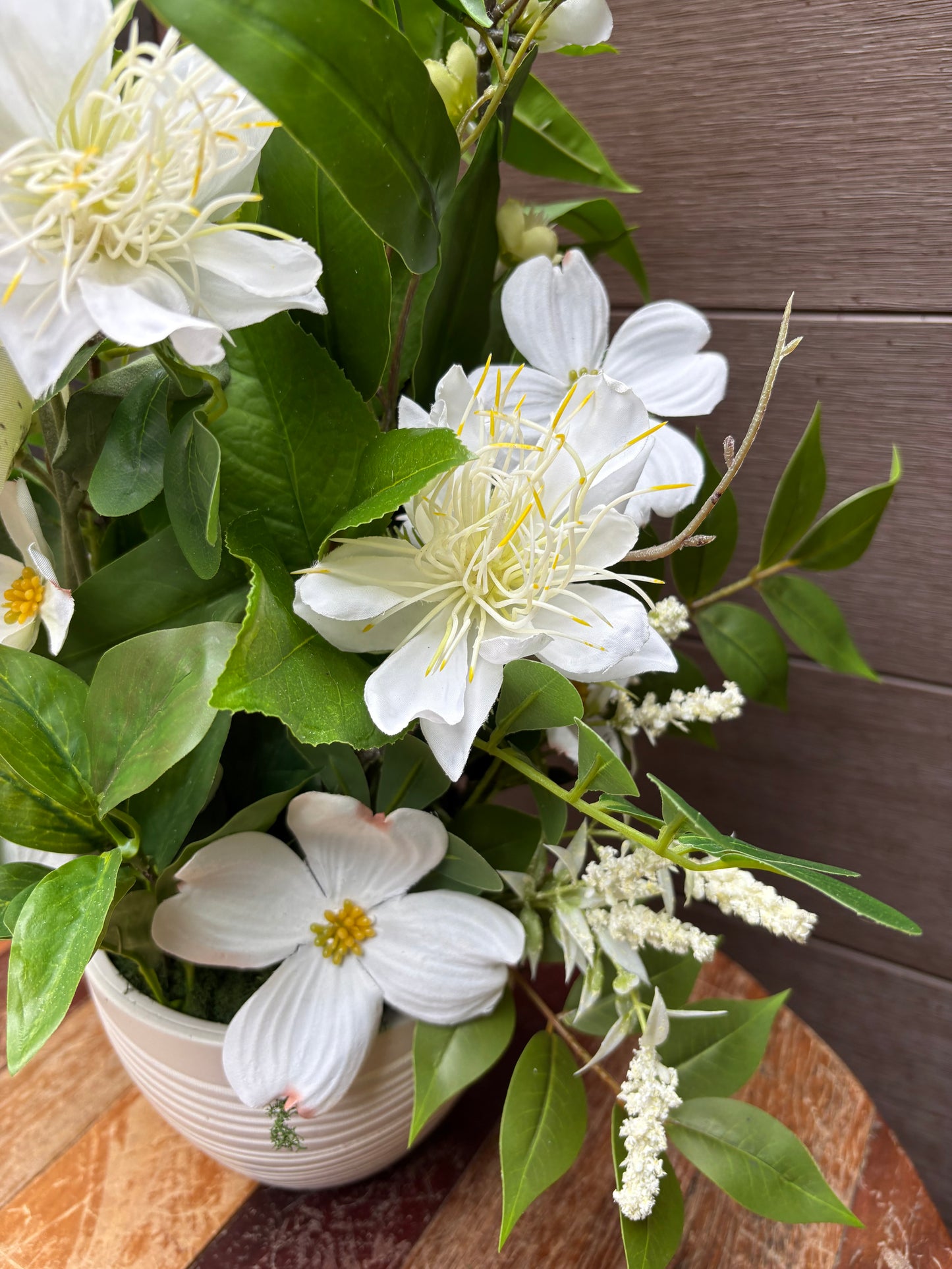 Arrangement floral blanc champêtre en pot – style naturel chic