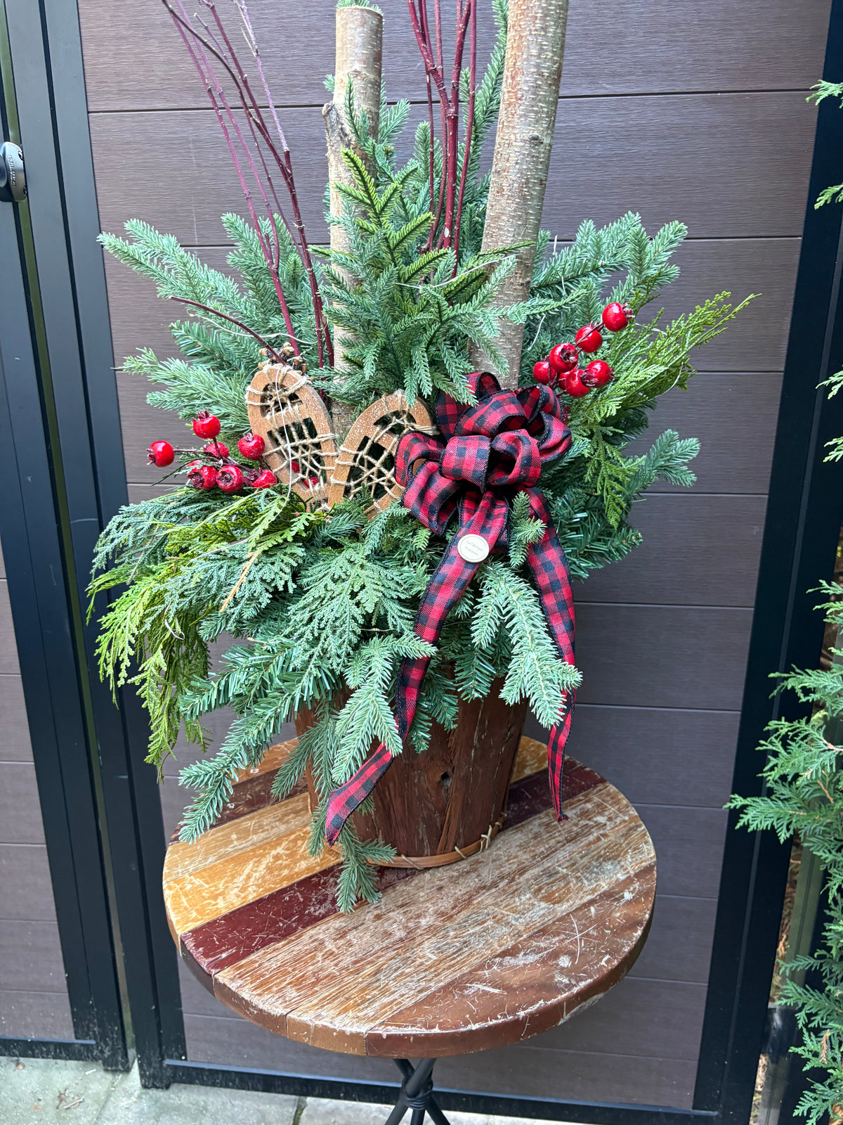Arrangement hivernal rustique avec raquettes à neige en bois – Décoration d’hiver et de Noël