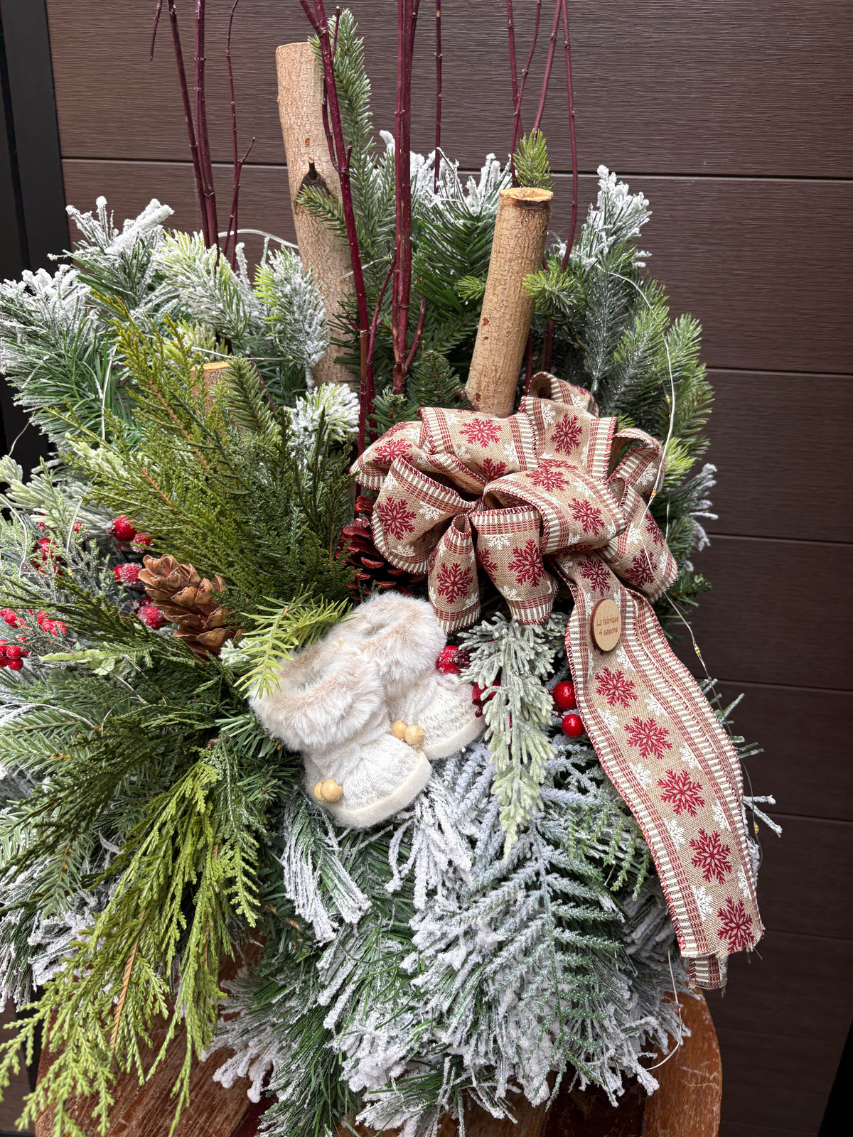 Arrangement hivernal rustique en pot d’écorce naturelle