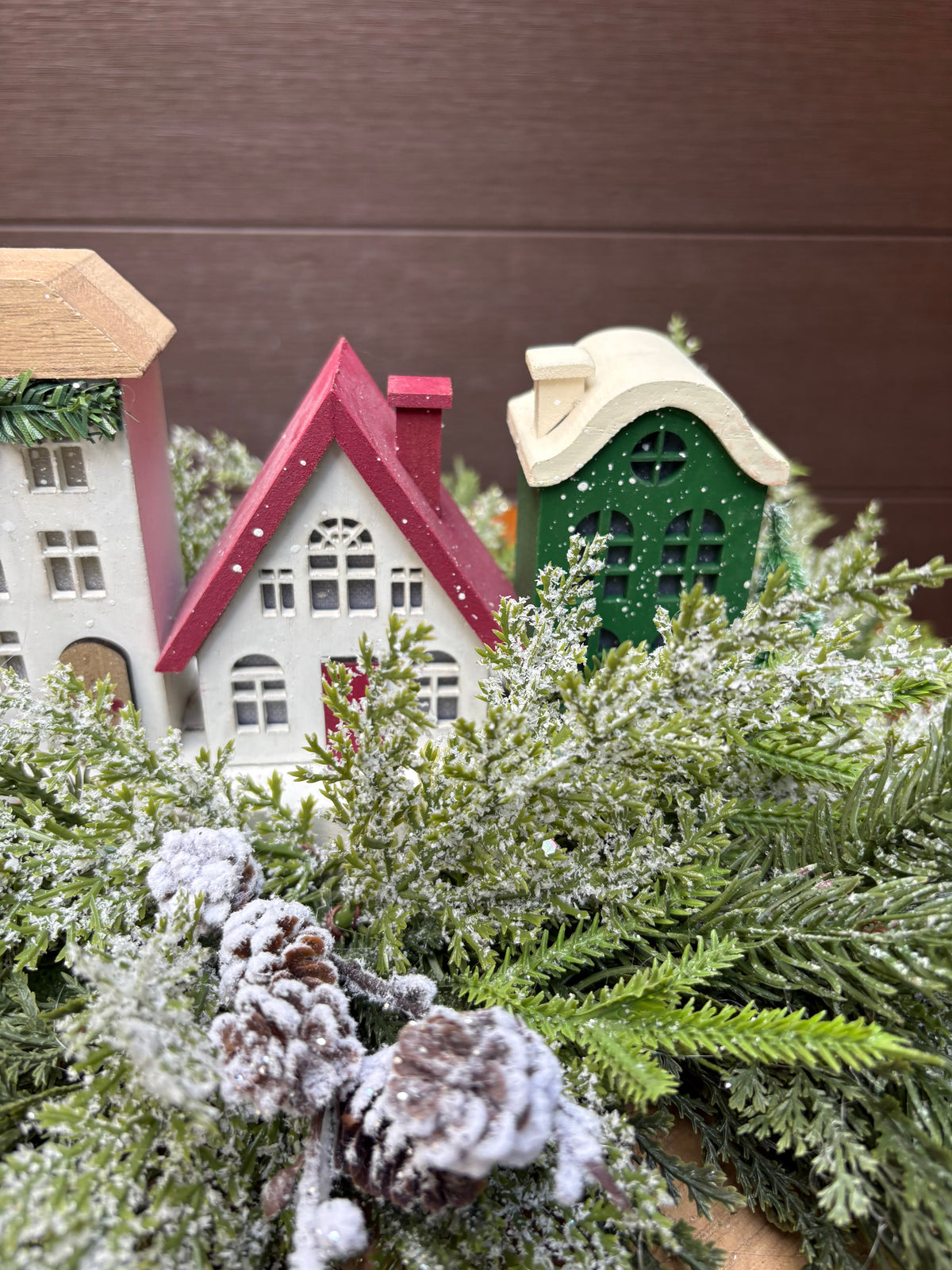 Village de Noël illuminé sur rondin de bois naturel – Décoration hivernale rustique chic – 22 x 13 po