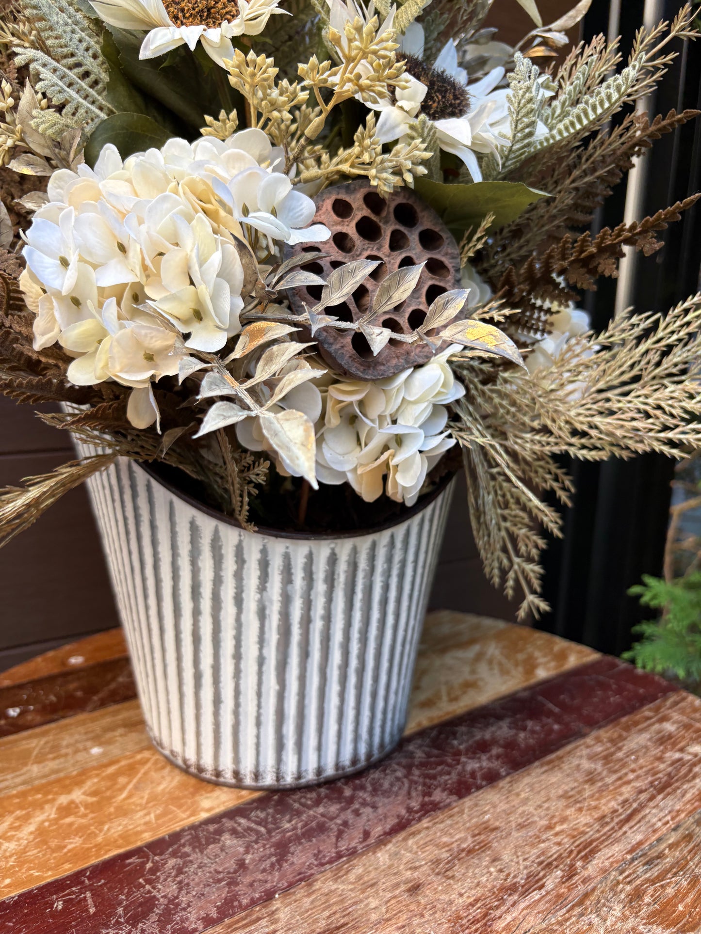 Arrangement floral d’automne – Tournesols blancs et hortensias