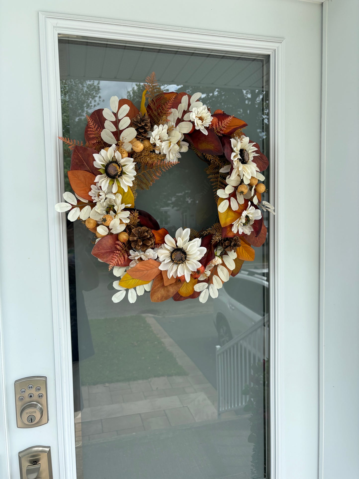 Couronne d’automne aux fleurs blanches et feuillage cuivré
