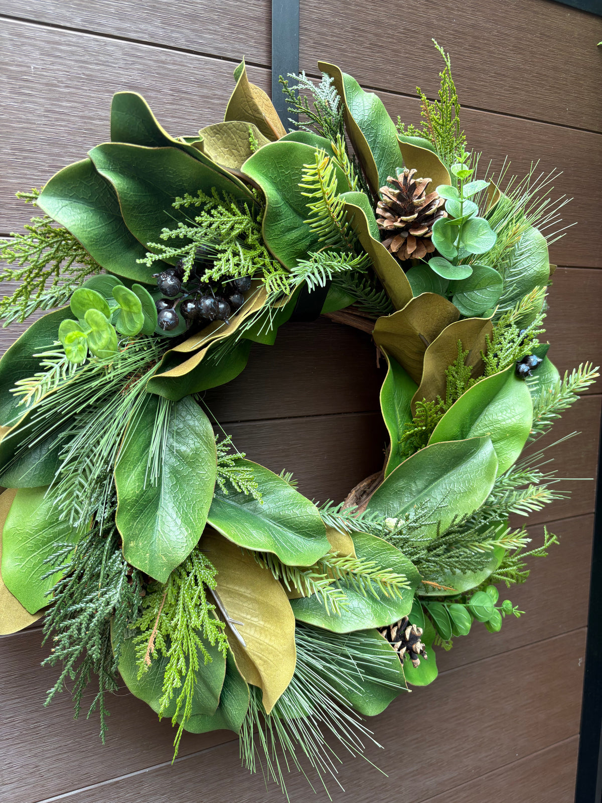 Couronne d’hiver en cèdre, magnolia et bleuets – 22 po