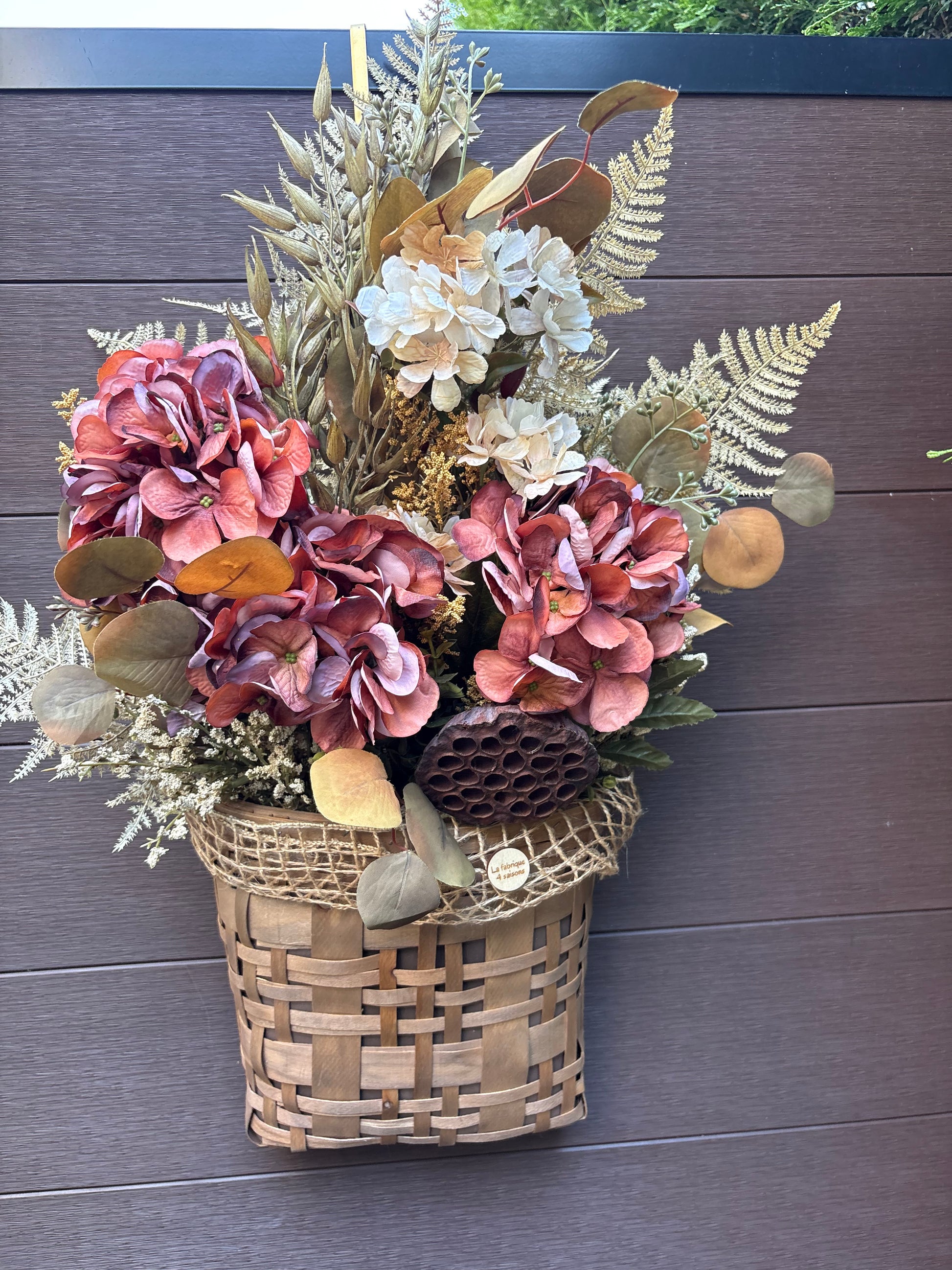 Panier mural d’automne avec hortensias bordeaux vu de côté