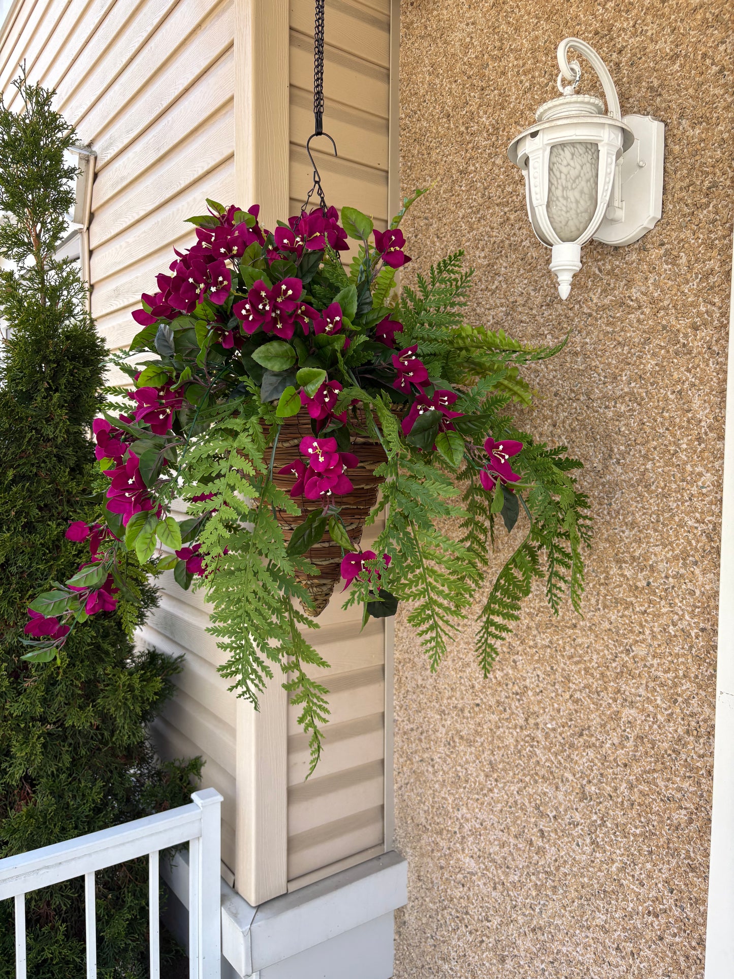 Panier suspendu conique en osier UV | Bougainvillier prune rustique chic