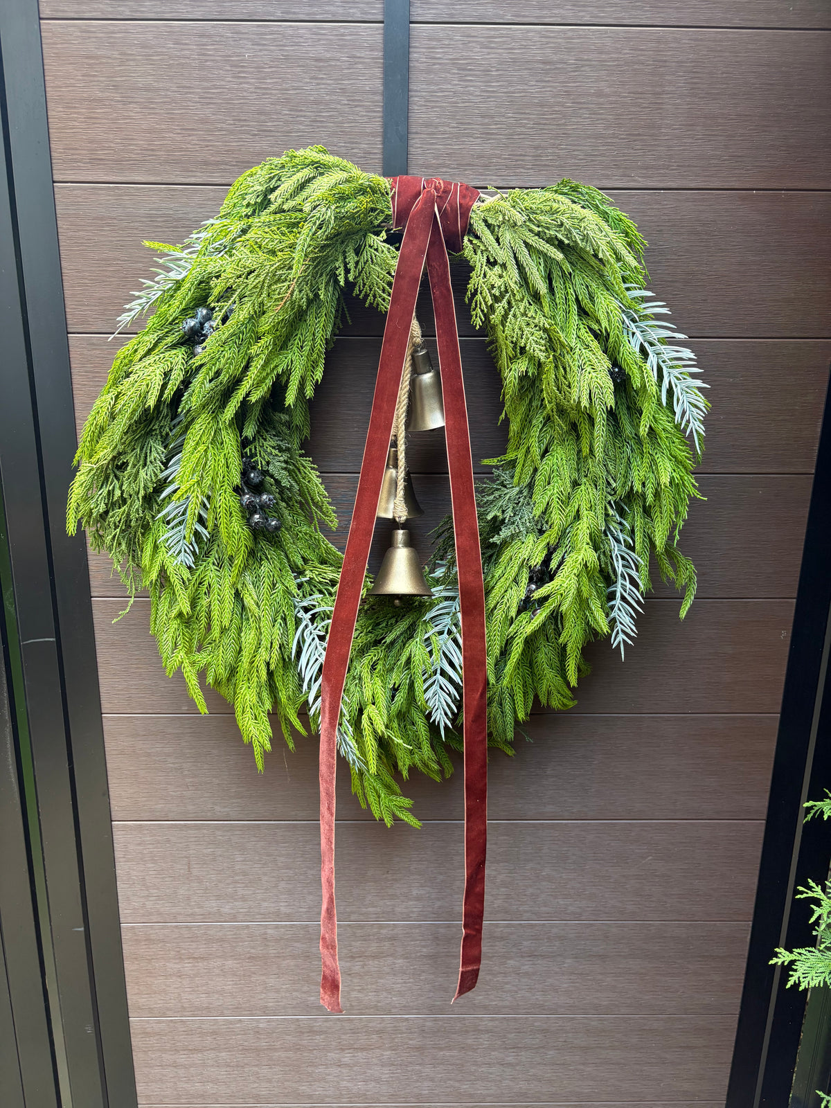Couronne d’hiver artificielle rustique chic – 28 x 26 po