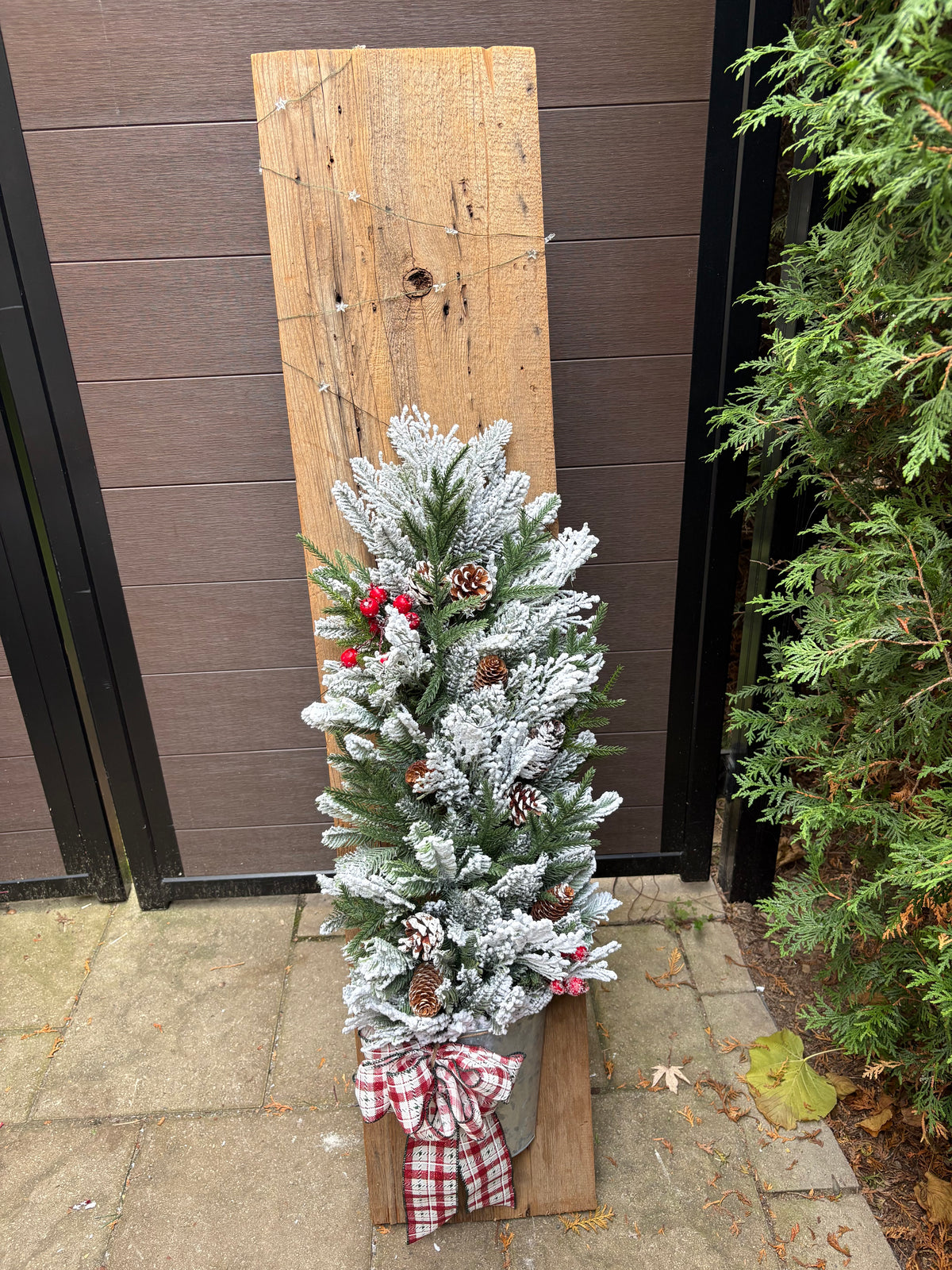 Sapin enneigé sur planche de bois de grange – Décoration hivernale rustique 55 po