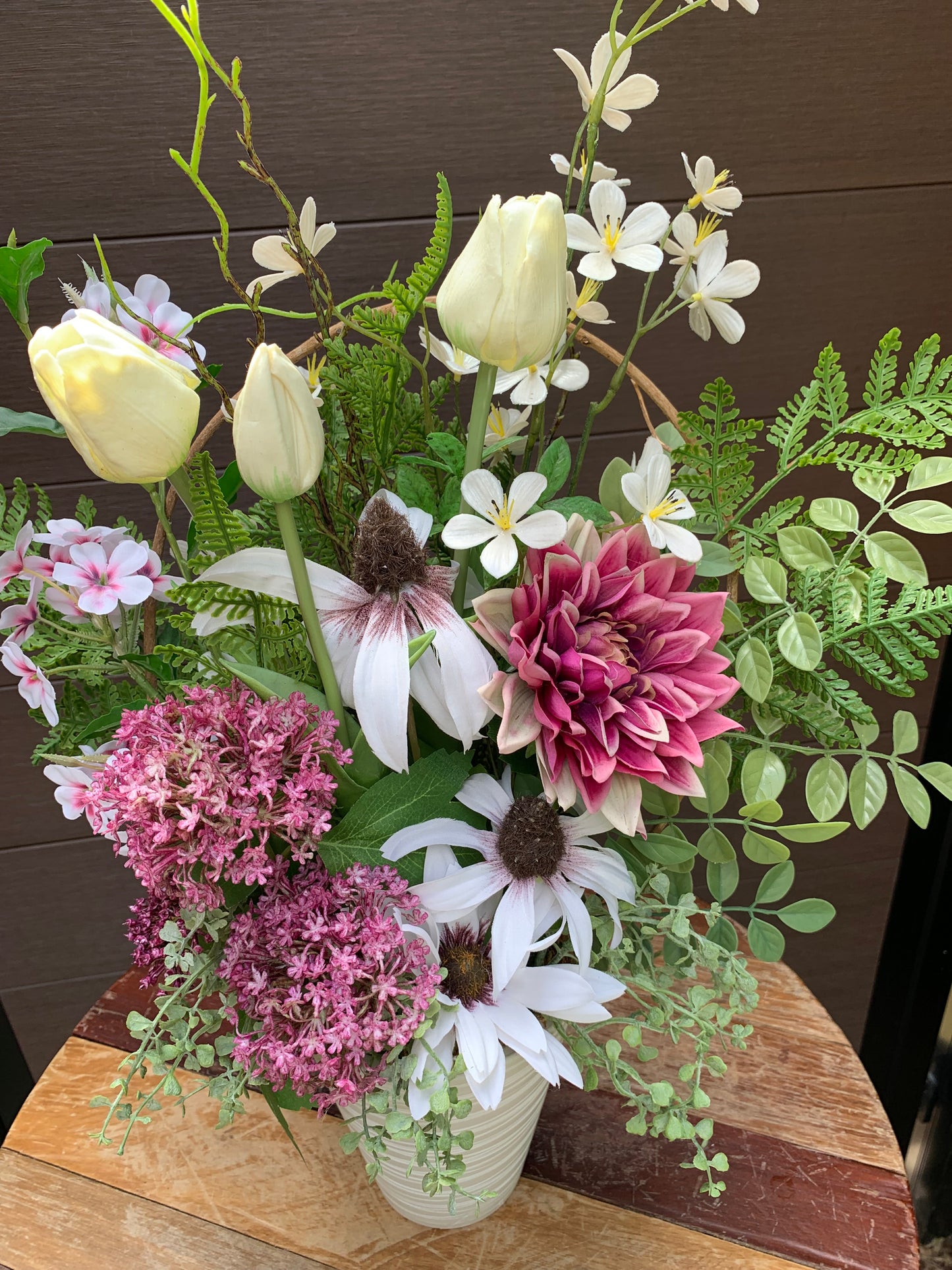 Arrangement floral printanier – Tons rose et crème