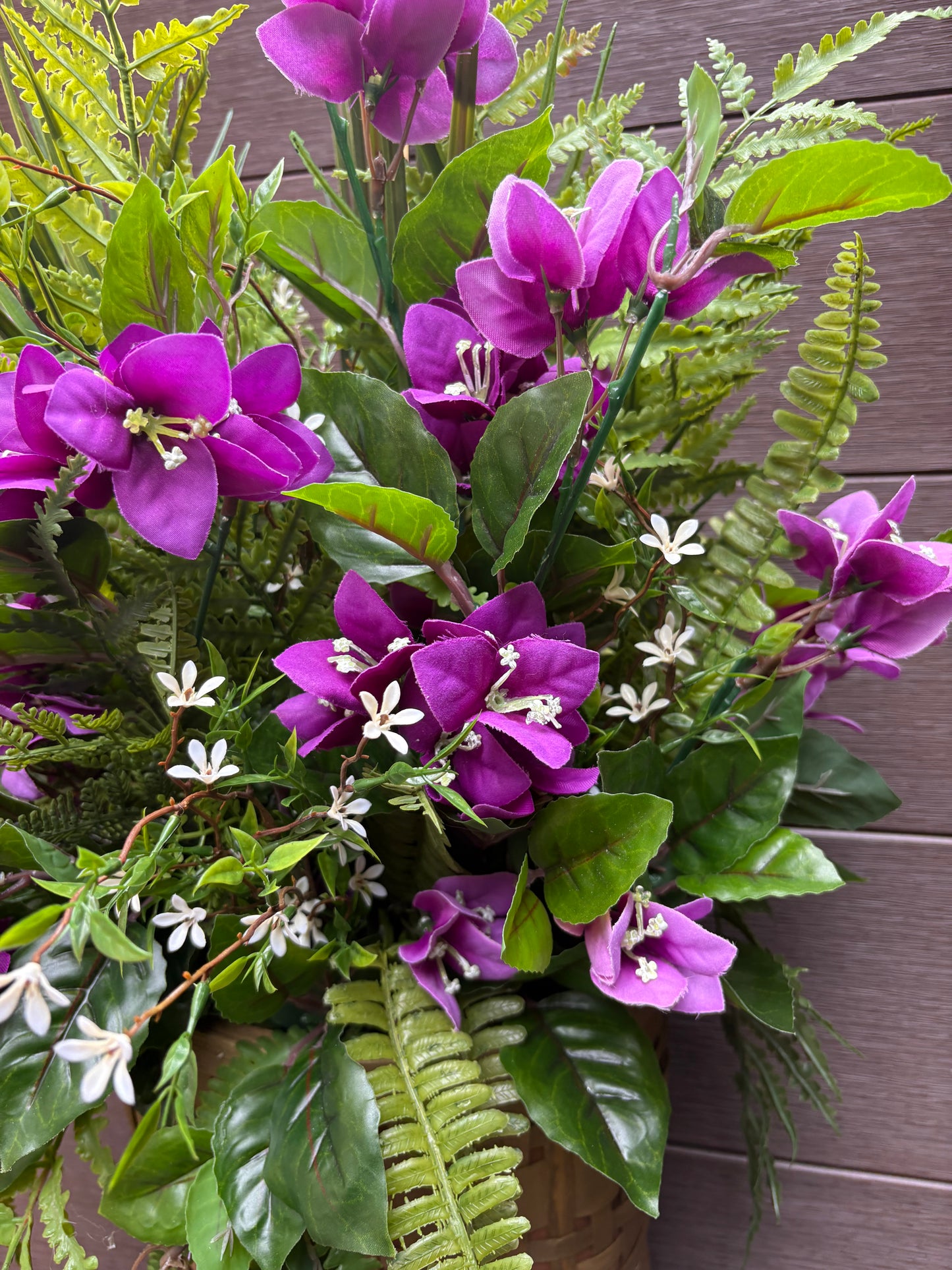 Panier mural fleuri bougainvillier violet – décoration extérieure luxuriante rustique chic