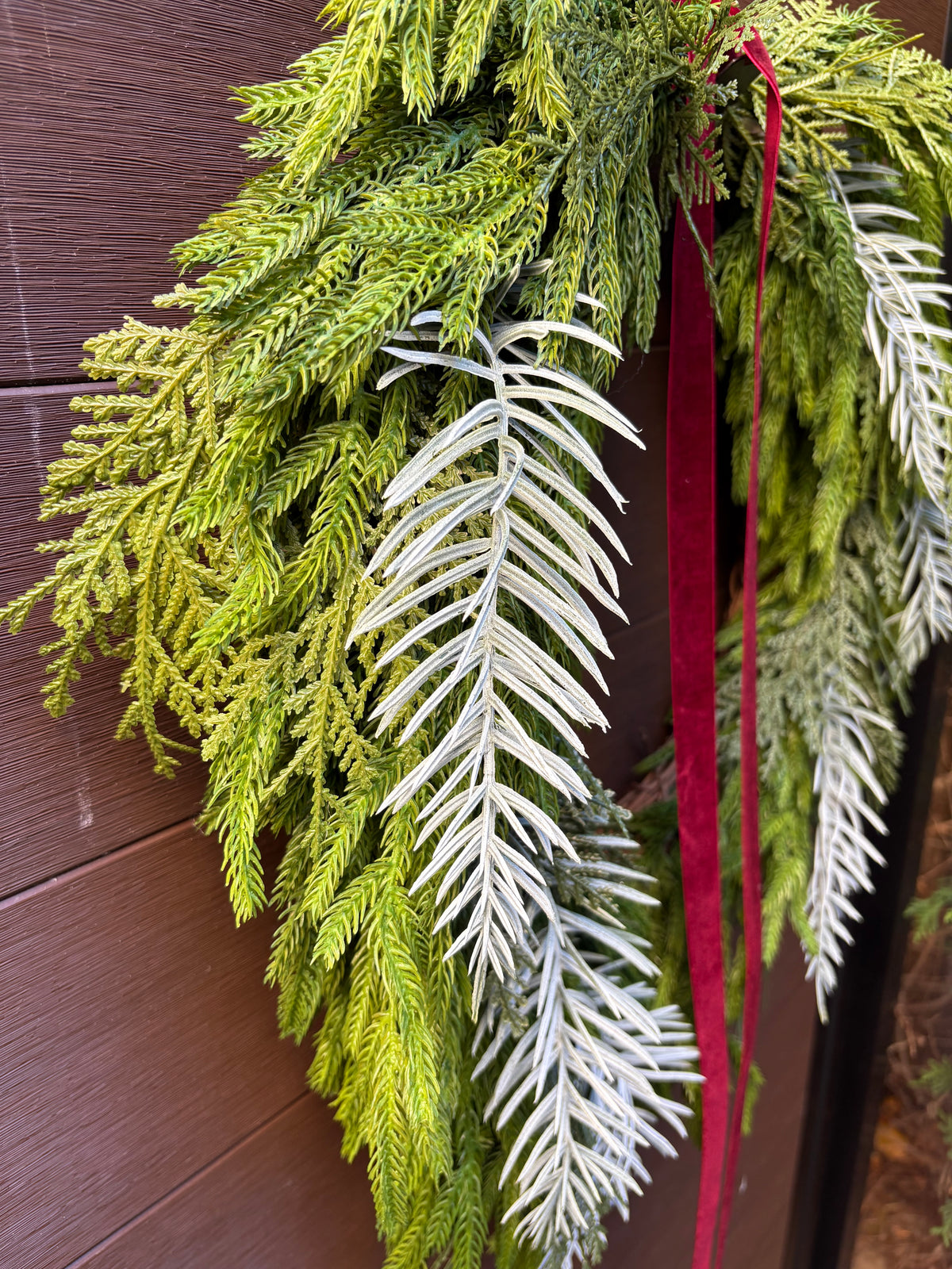 Couronne d’hiver asymétrique 24 x 22 po – Sapinage et velours bourgogne