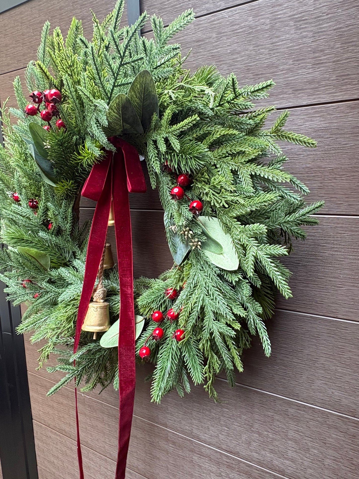 Couronne de Noël naturelle en pin Norfolk, eucalyptus et velours bourgogne