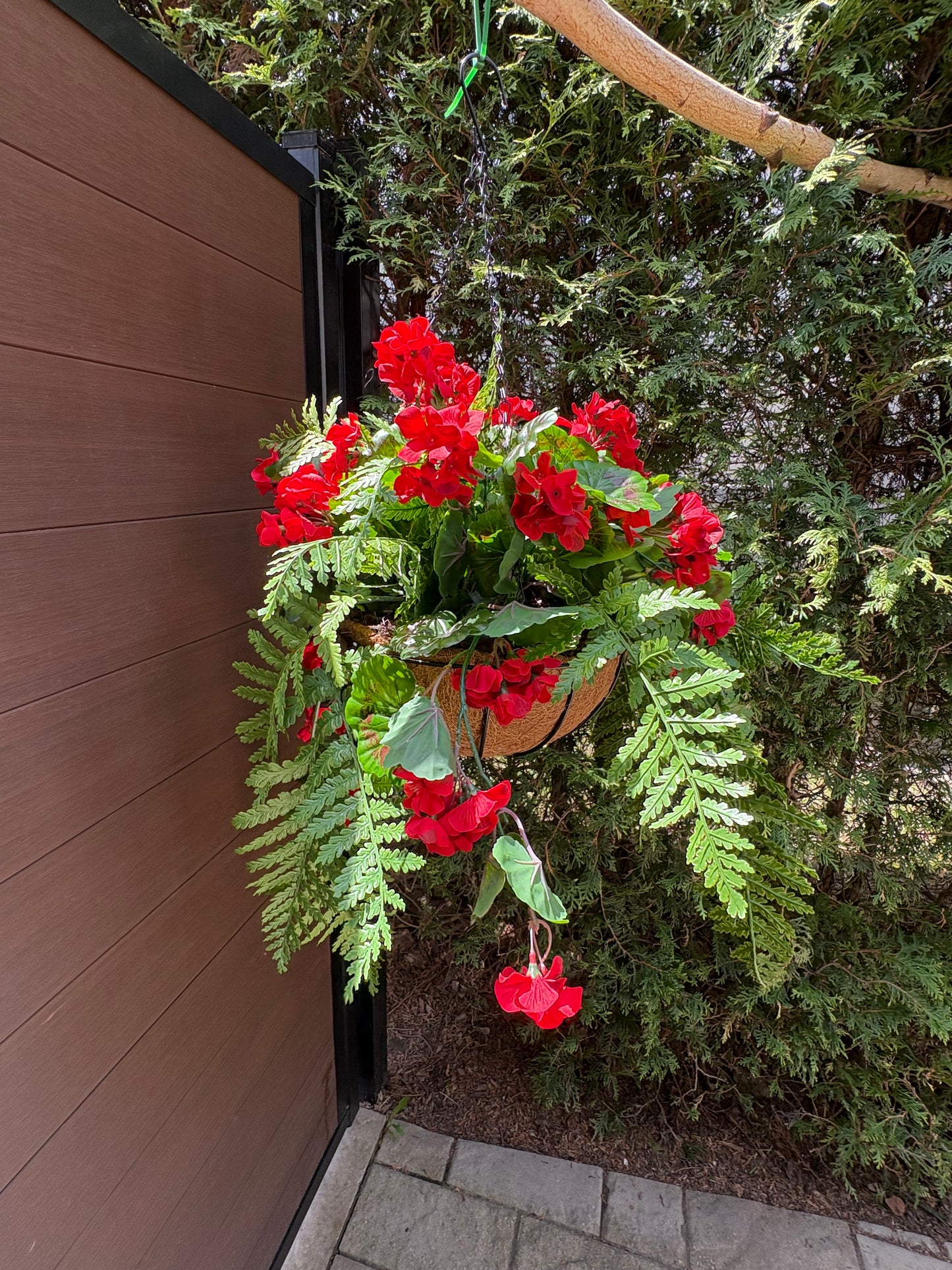 Panier suspendu rustique chic en coco traité UV – Géranium rouge | Collection Camille