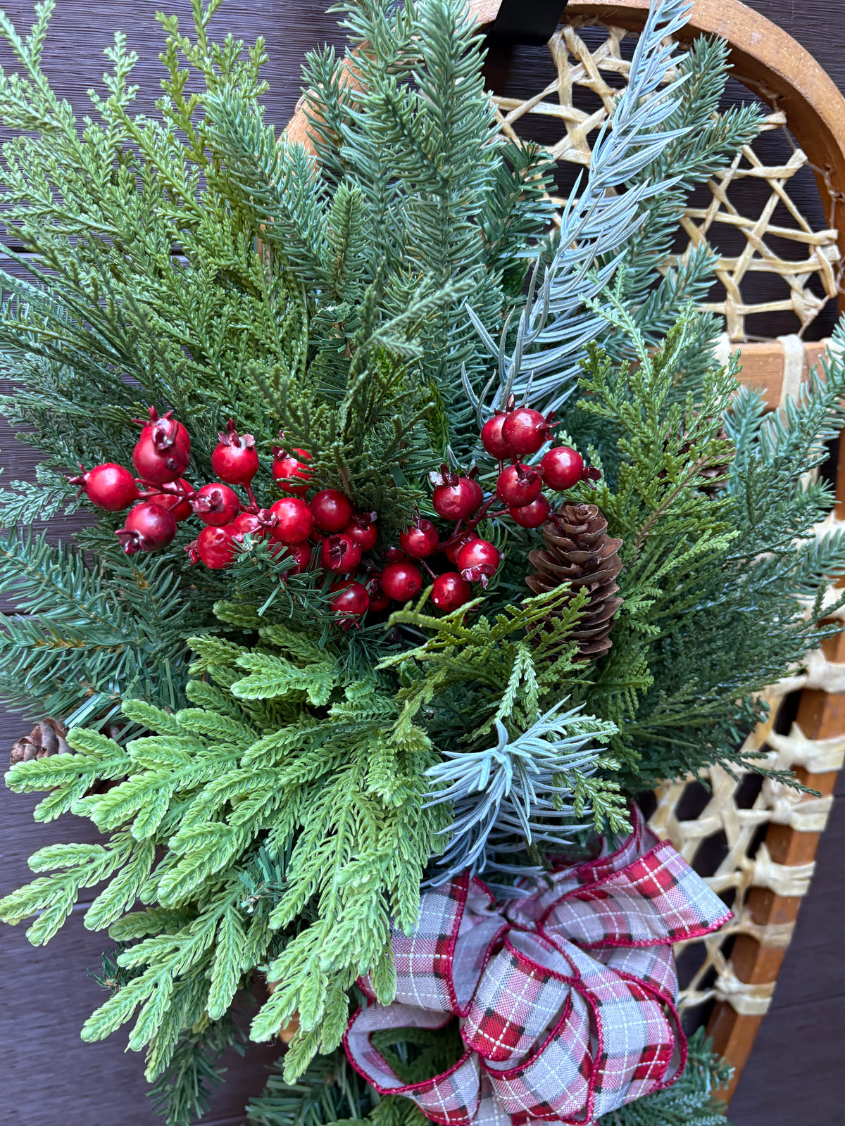 Raquettes à neige vintage décorées – Décoration d’hiver et de Noël rustique