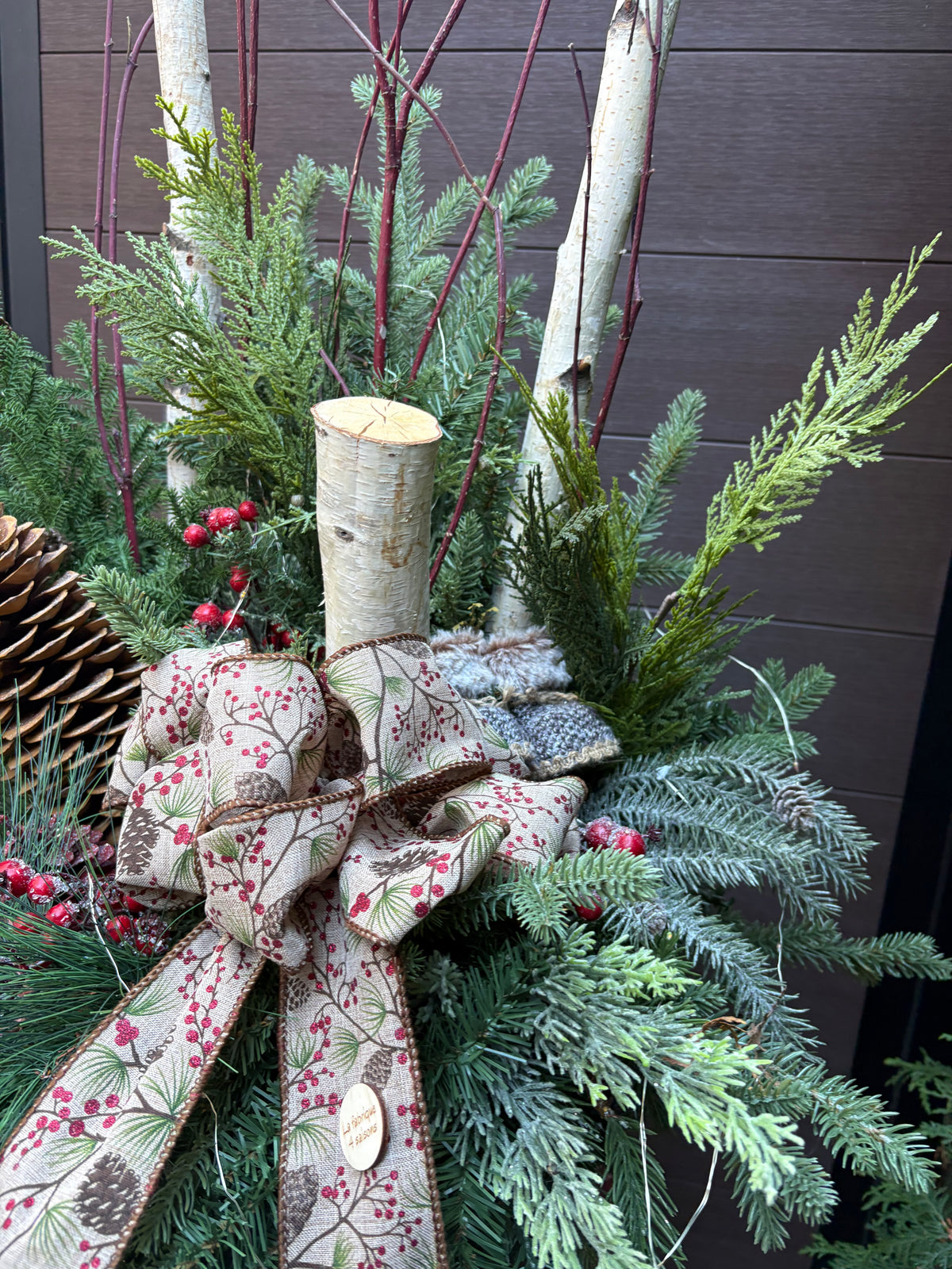 Arrangement hivernal rustique en pot de métal – 37 pouces