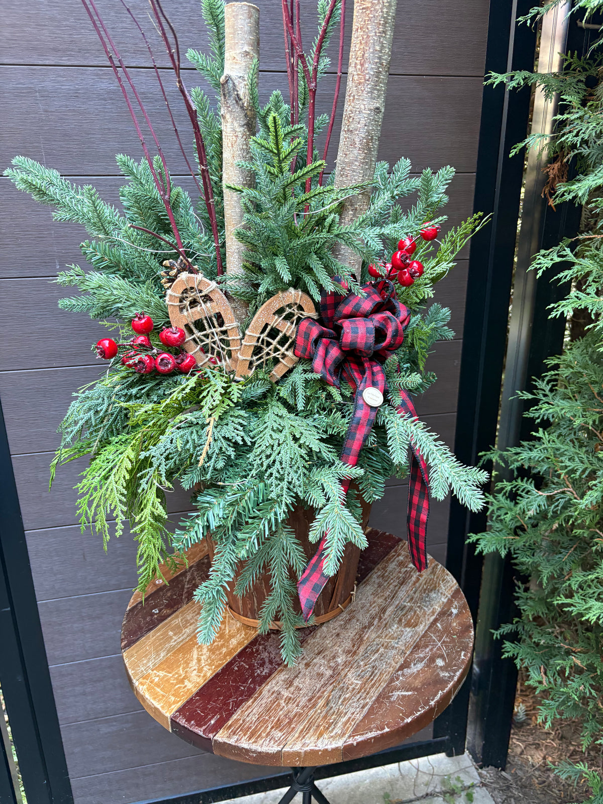 Arrangement hivernal rustique avec raquettes à neige en bois – Décoration d’hiver et de Noël