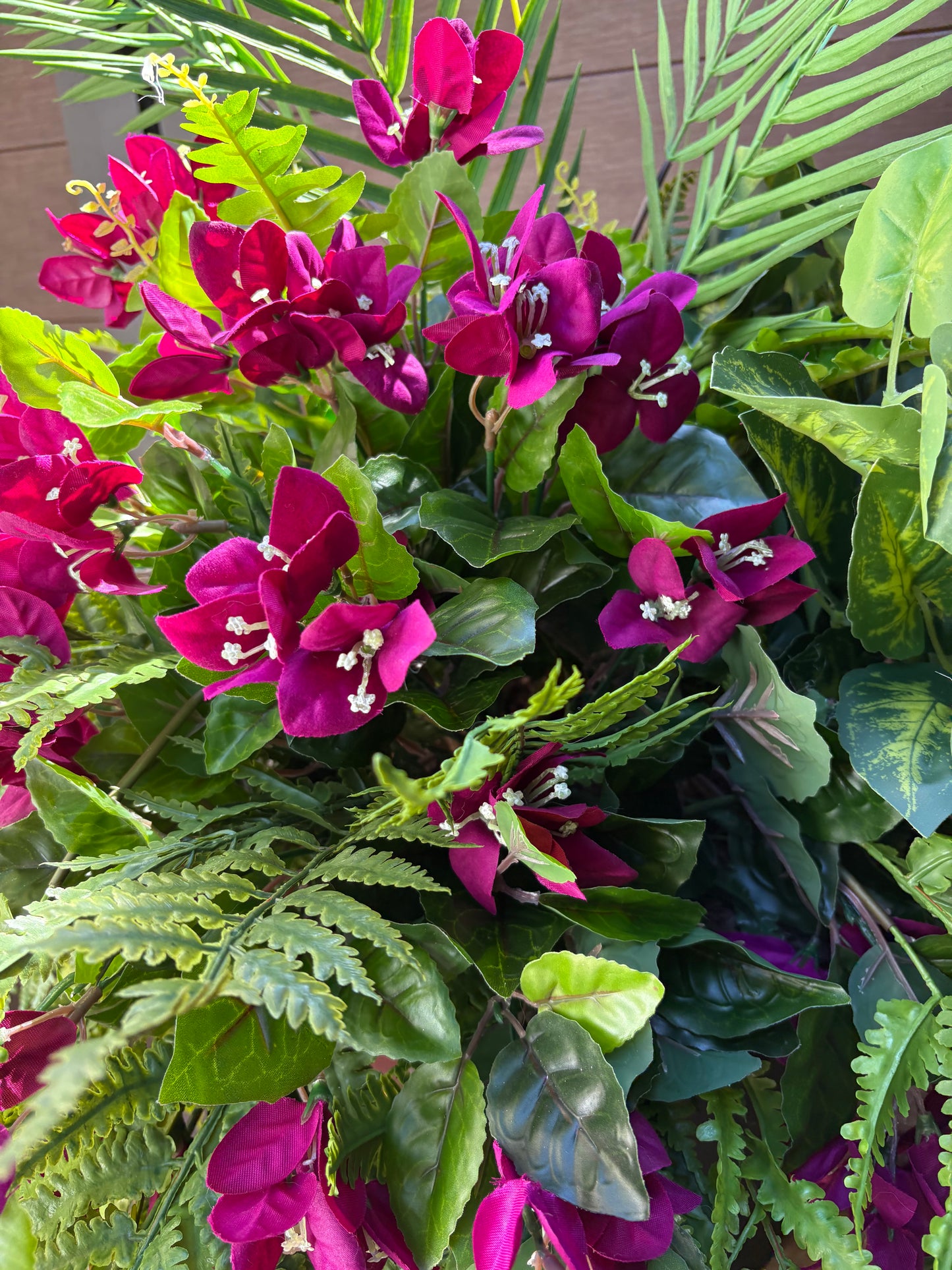 Arrangement bougainvillier prune et feuillage – style tropical chic