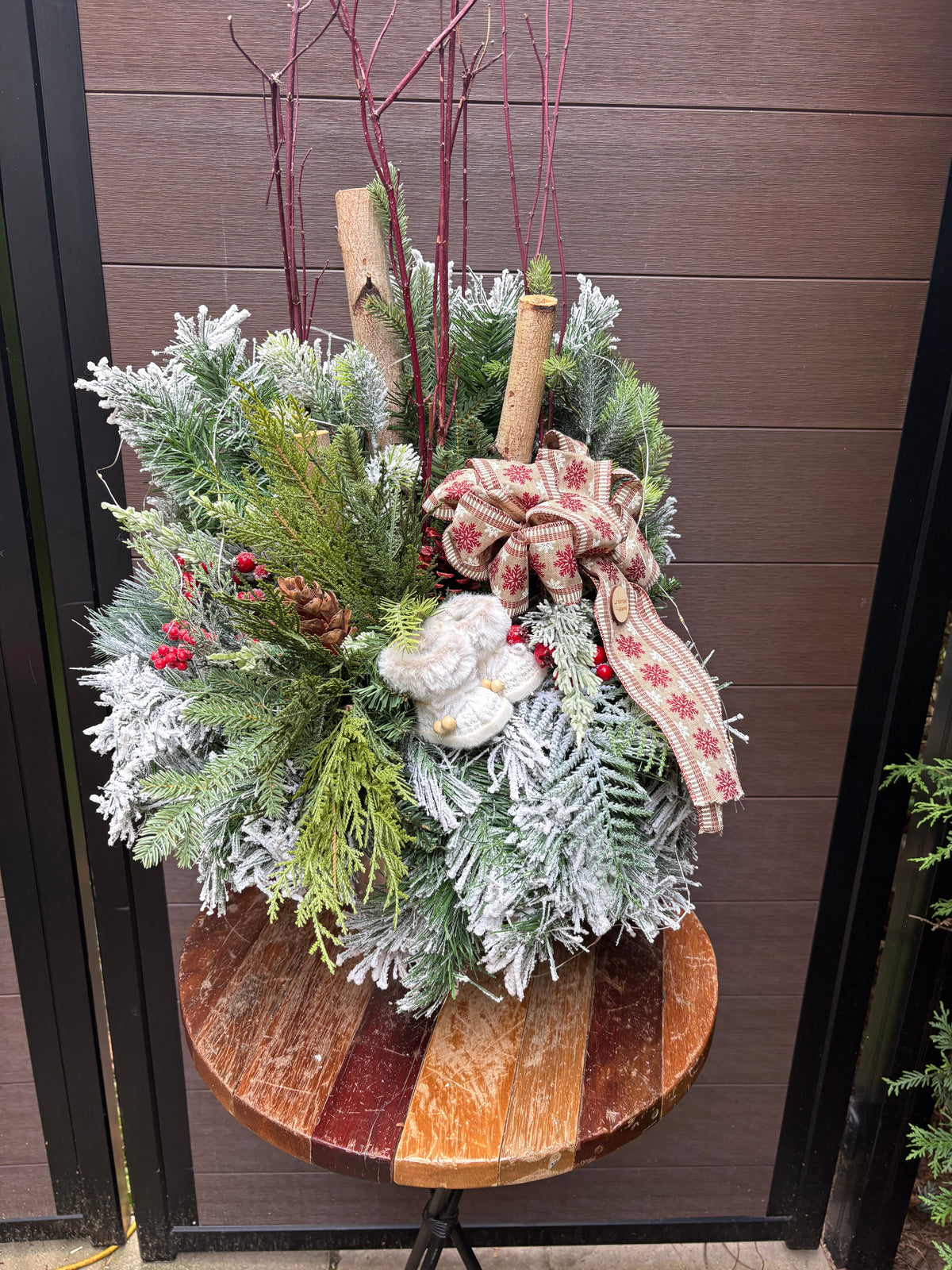 Arrangement hivernal rustique en pot d’écorce naturelle