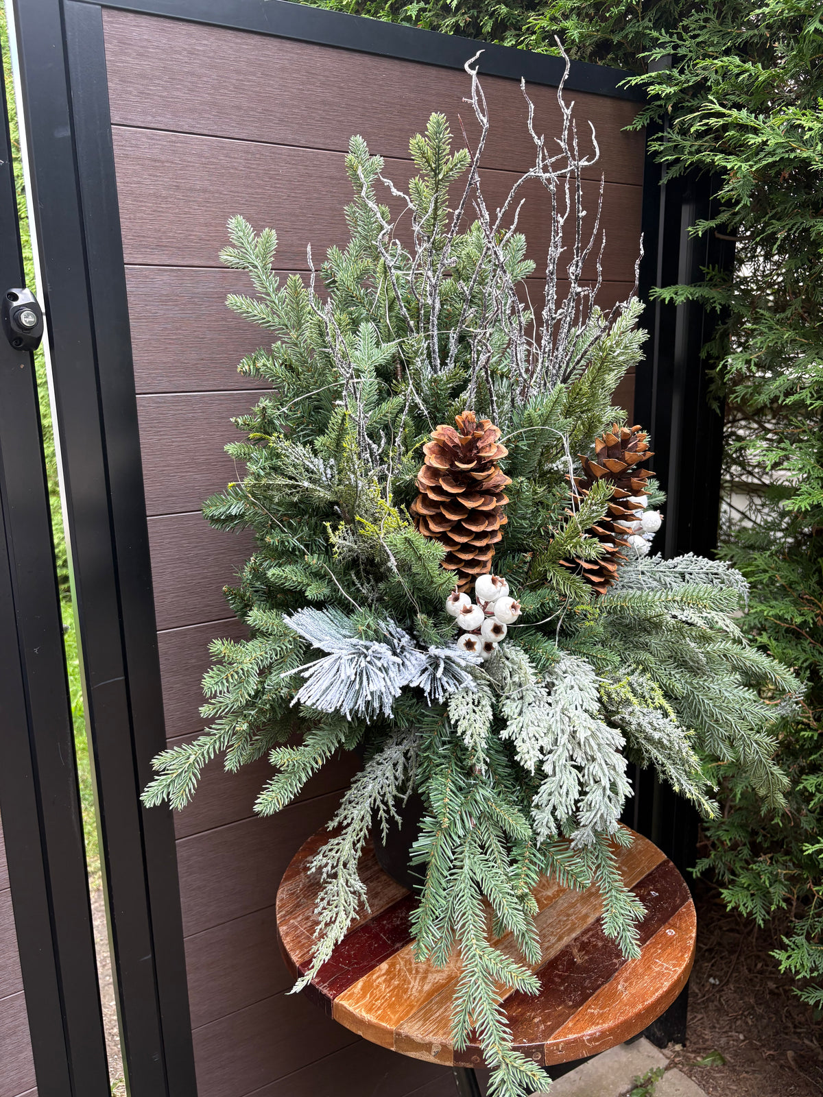 Arrangement hivernal naturel avec grandes cocottes et baies blanches – 36 × 28 po