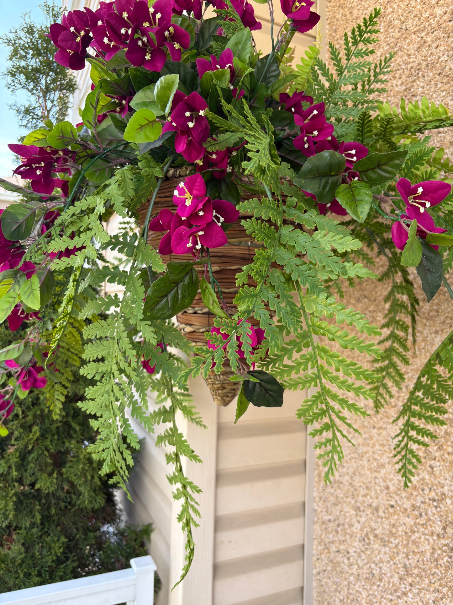 Panier suspendu conique en osier UV | Bougainvillier prune rustique chic