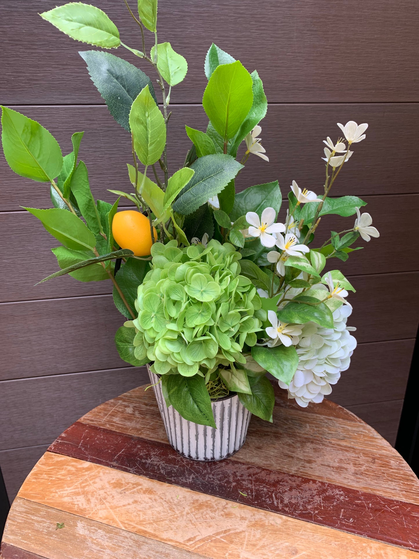 Arrangement extérieur citron & hortensia – style naturel rustique chic