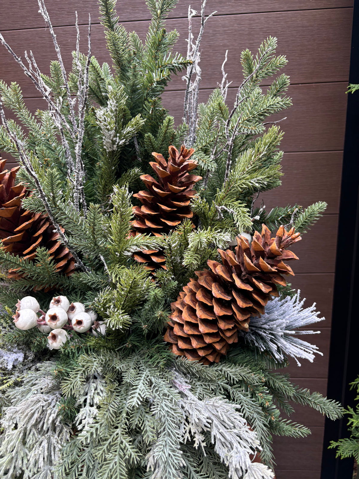 Arrangement hivernal rustique chic en pot d’écorce – 37 po