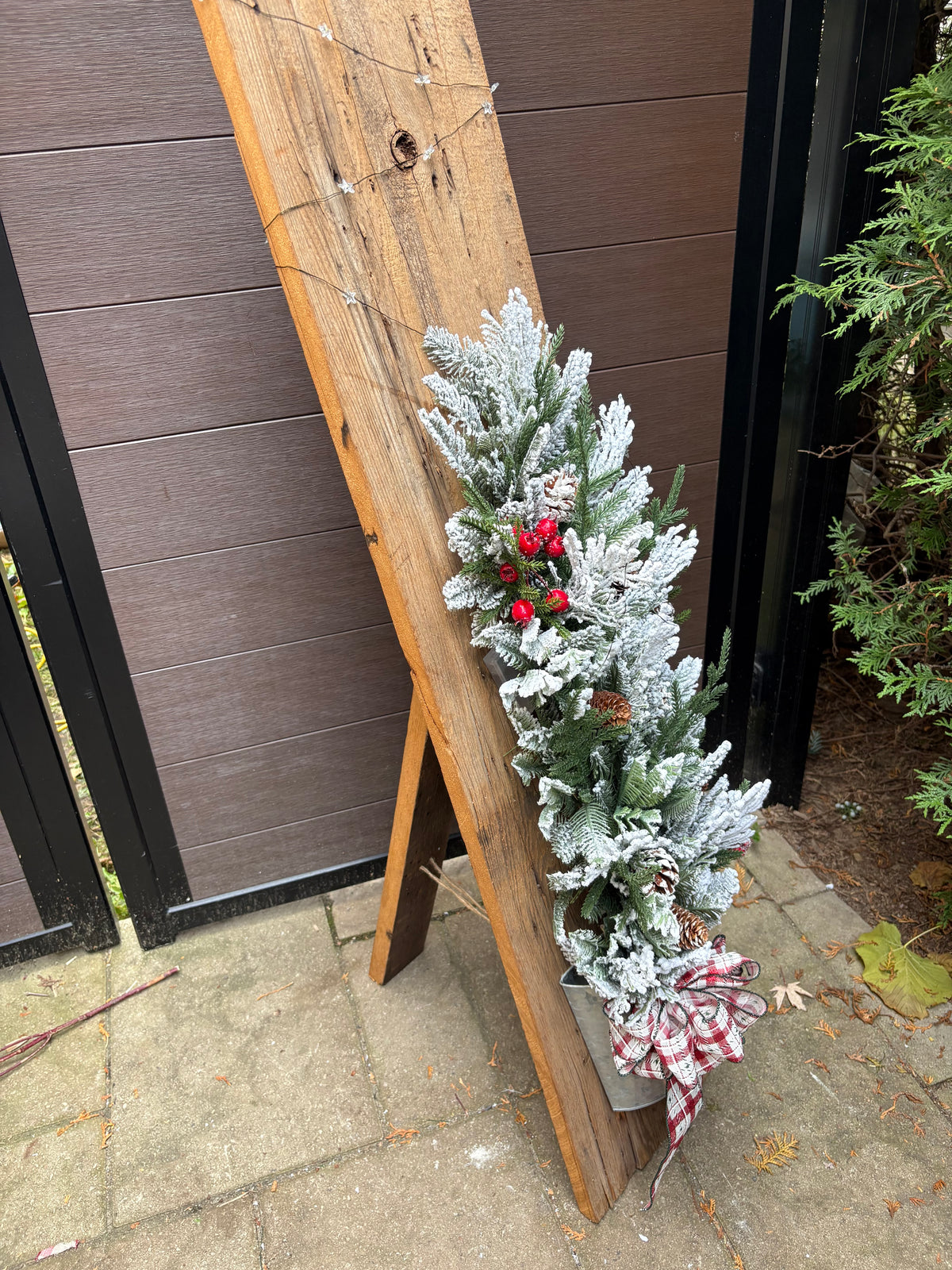 Sapin enneigé sur planche de bois de grange – Décoration hivernale rustique 55 po