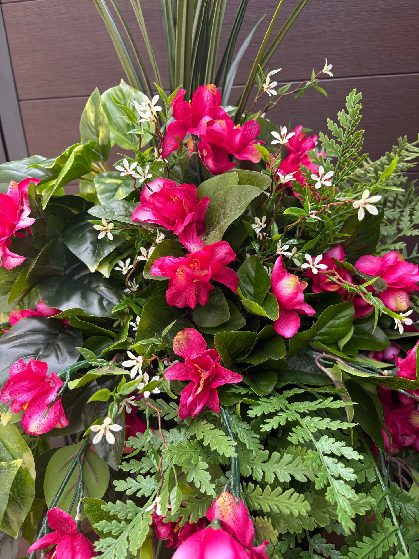 Arrangement floral artificiel d’azalées roses et fougères – décor extérieur élégant