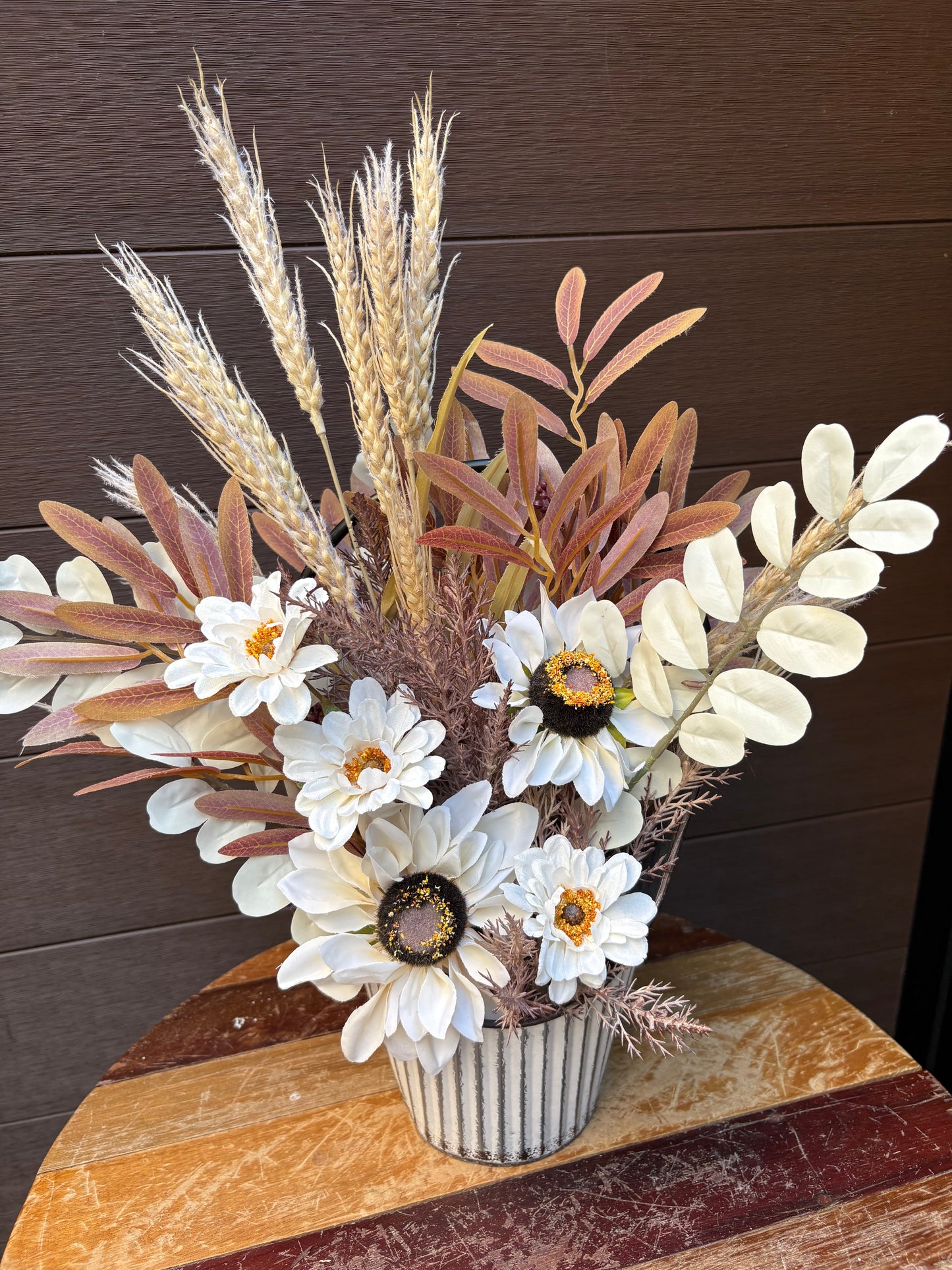 Arrangement floral d’automne champêtre – Fleurs blanches et feuillages naturels