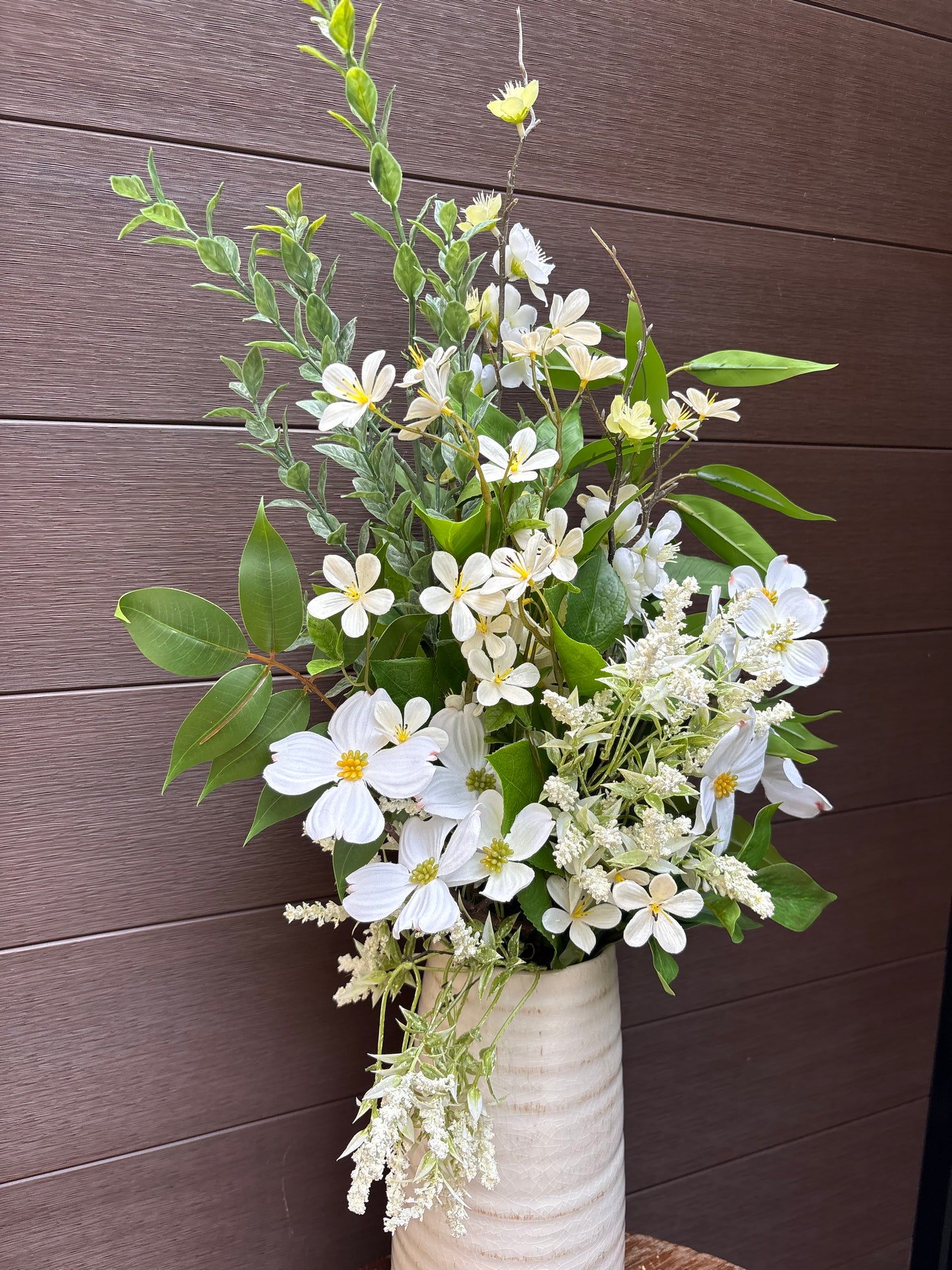 Arrangement floral blanc champêtre en pot céramique – style naturel chic