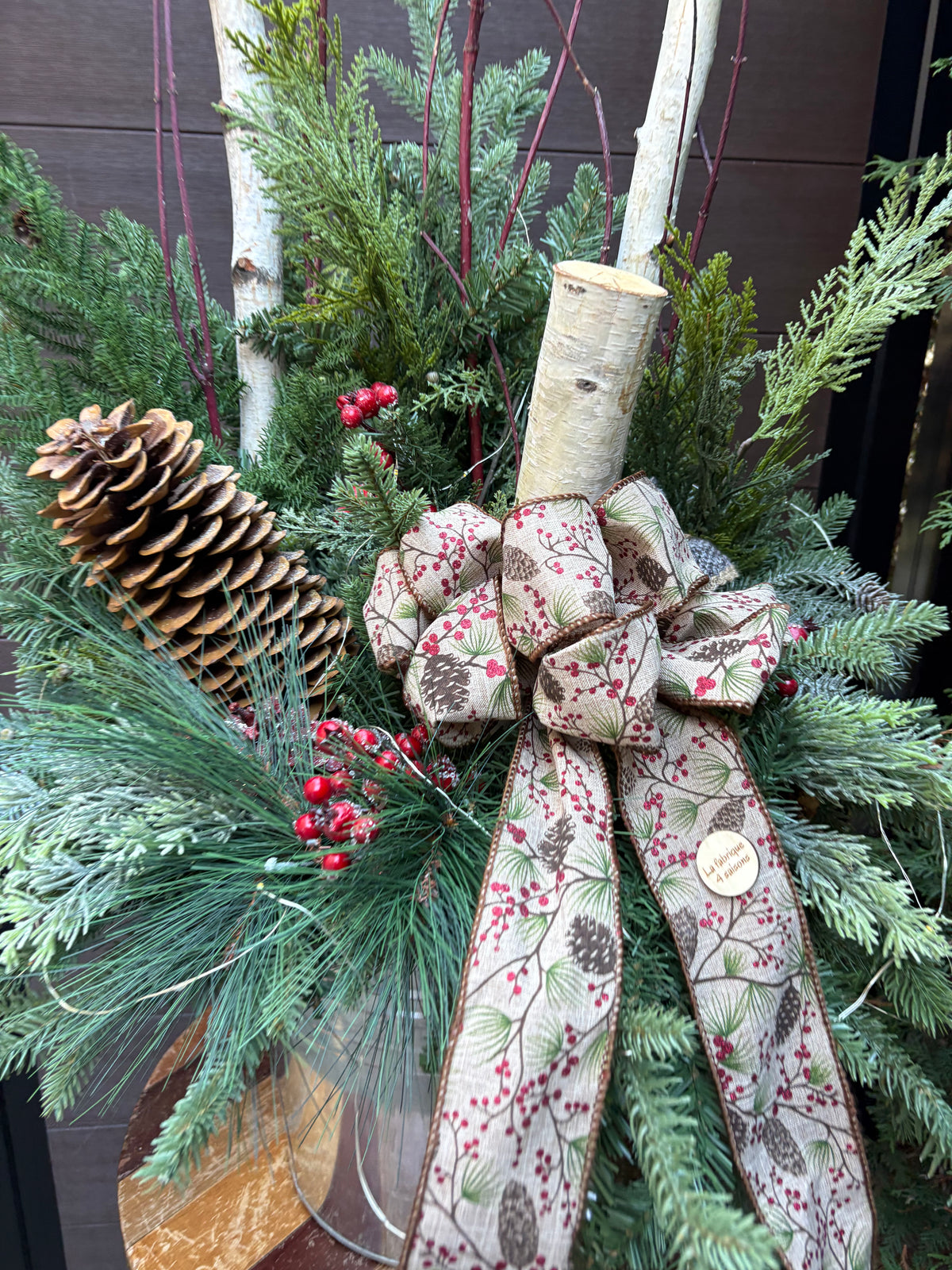 Arrangement hivernal rustique en pot de métal – 37 pouces