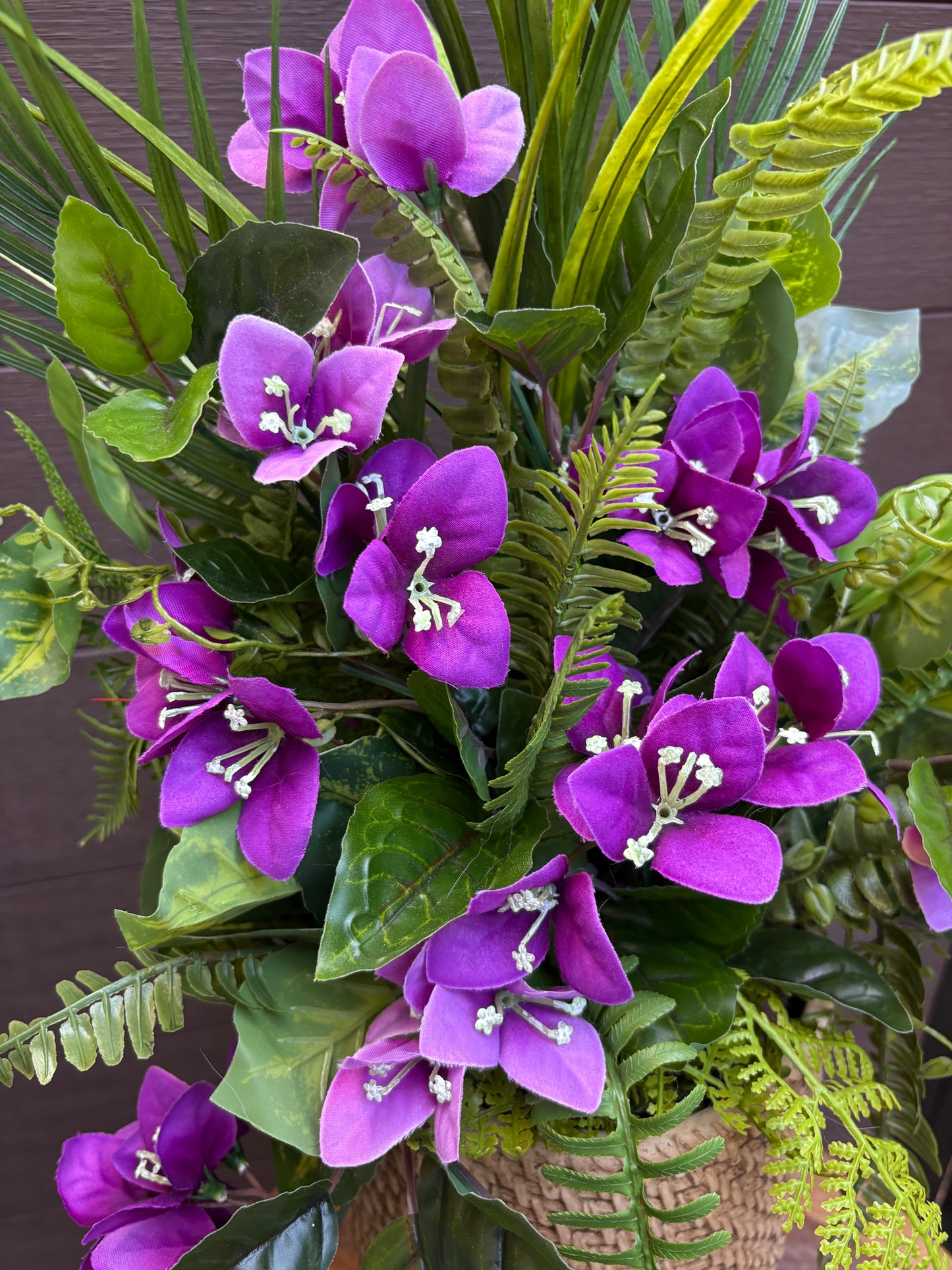 Arrangement bougainvillier mauve et feuillage – style exotique chic