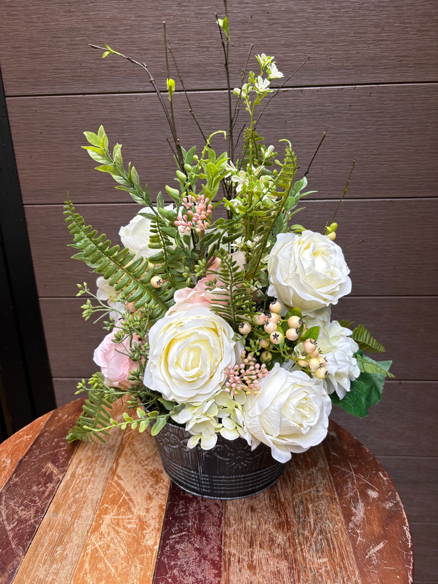 Arrangement floral blanc et blush en pot – style champêtre chic