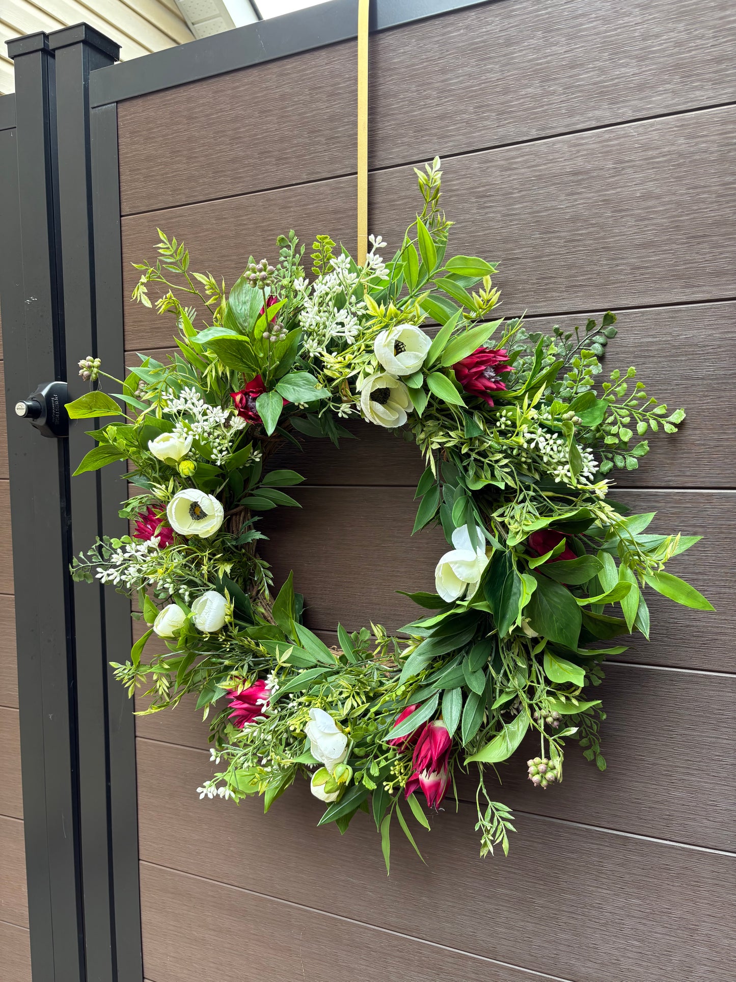 Couronne florale ruscus, fougère, ranunculus et protea sauvage
