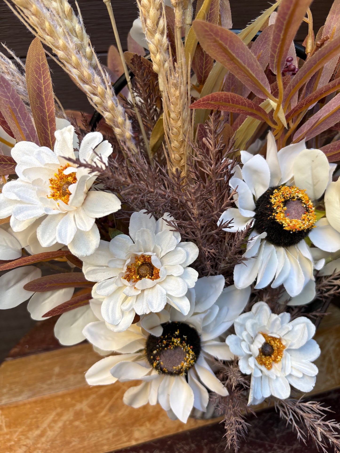 Arrangement floral d’automne champêtre – Fleurs blanches et feuillages naturels