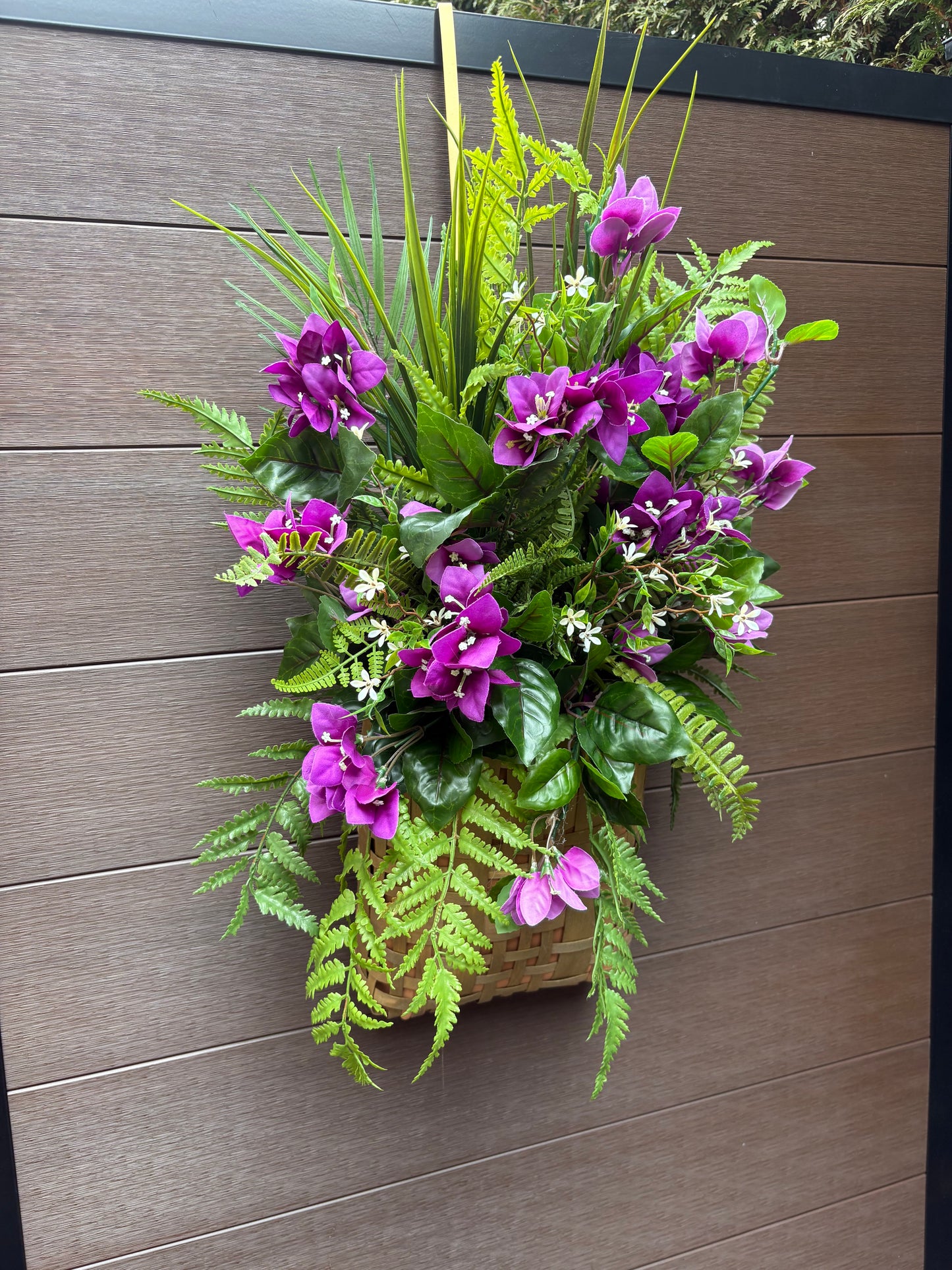 Panier mural fleuri bougainvillier violet – décoration extérieure luxuriante rustique chic