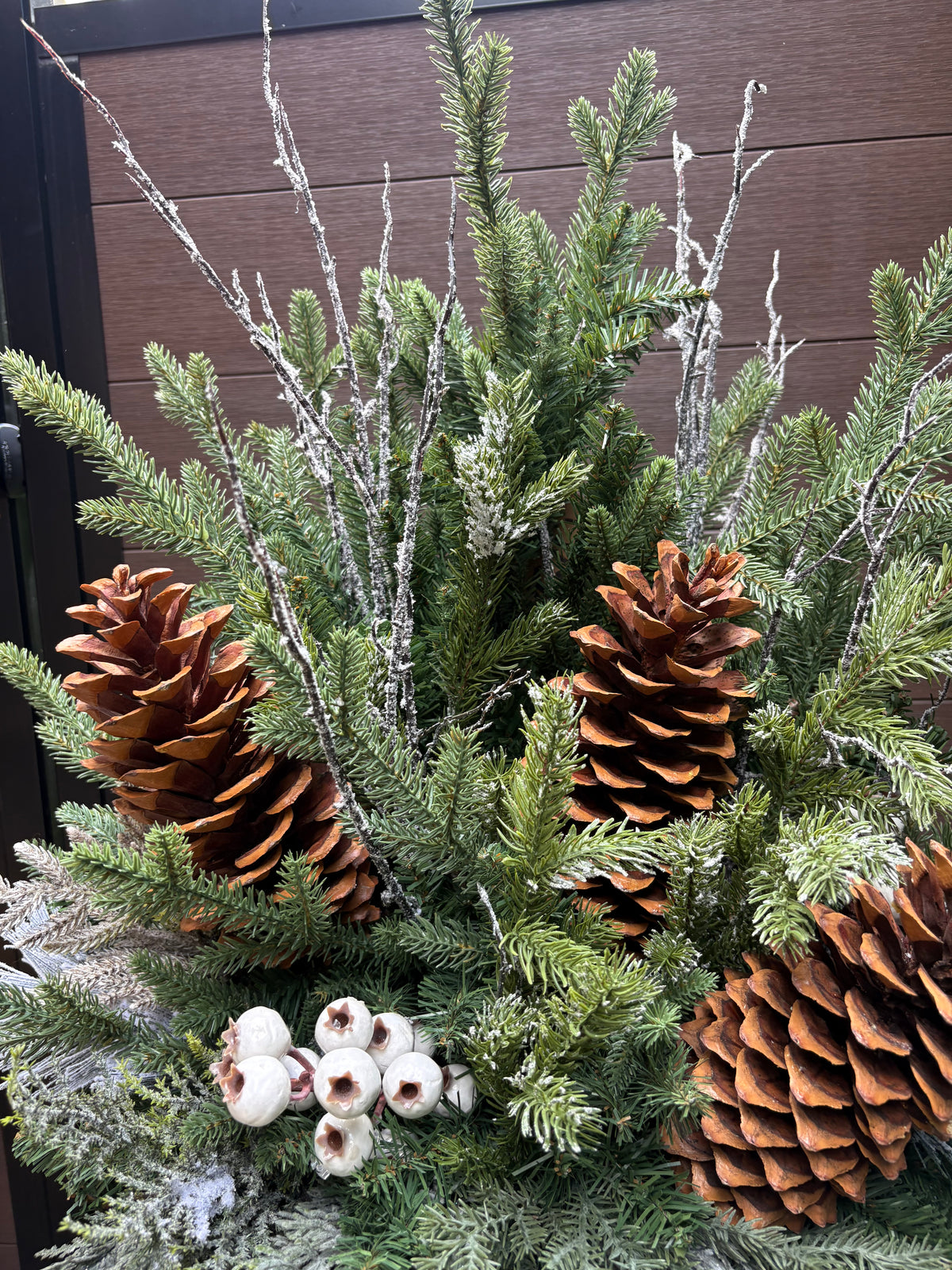 Arrangement hivernal rustique chic en pot d’écorce – 37 po