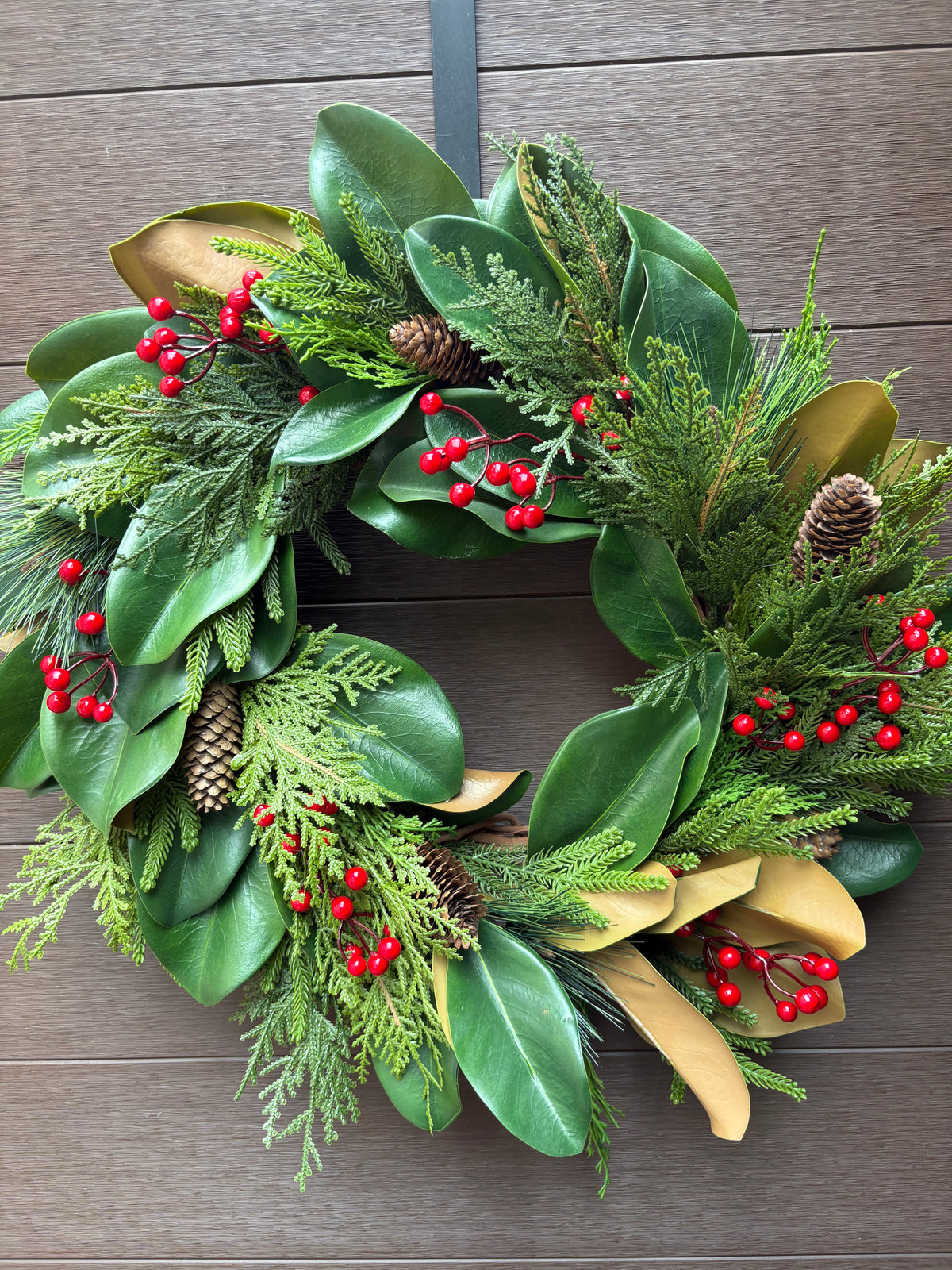 Couronne d’hiver en magnolia, cèdre et baies rouges – 23 po