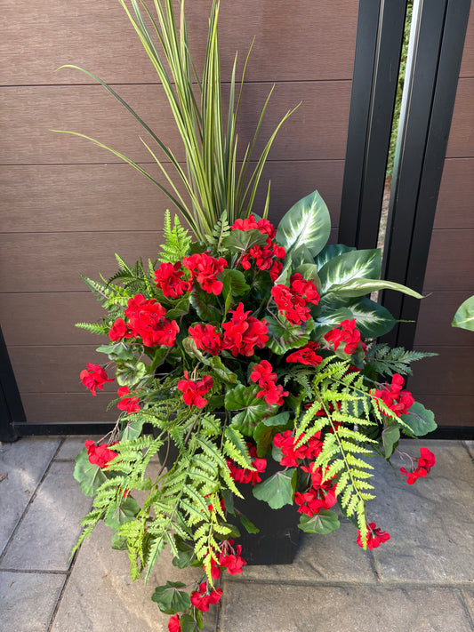 Arrangement extérieur rouge géranium – style naturel chic