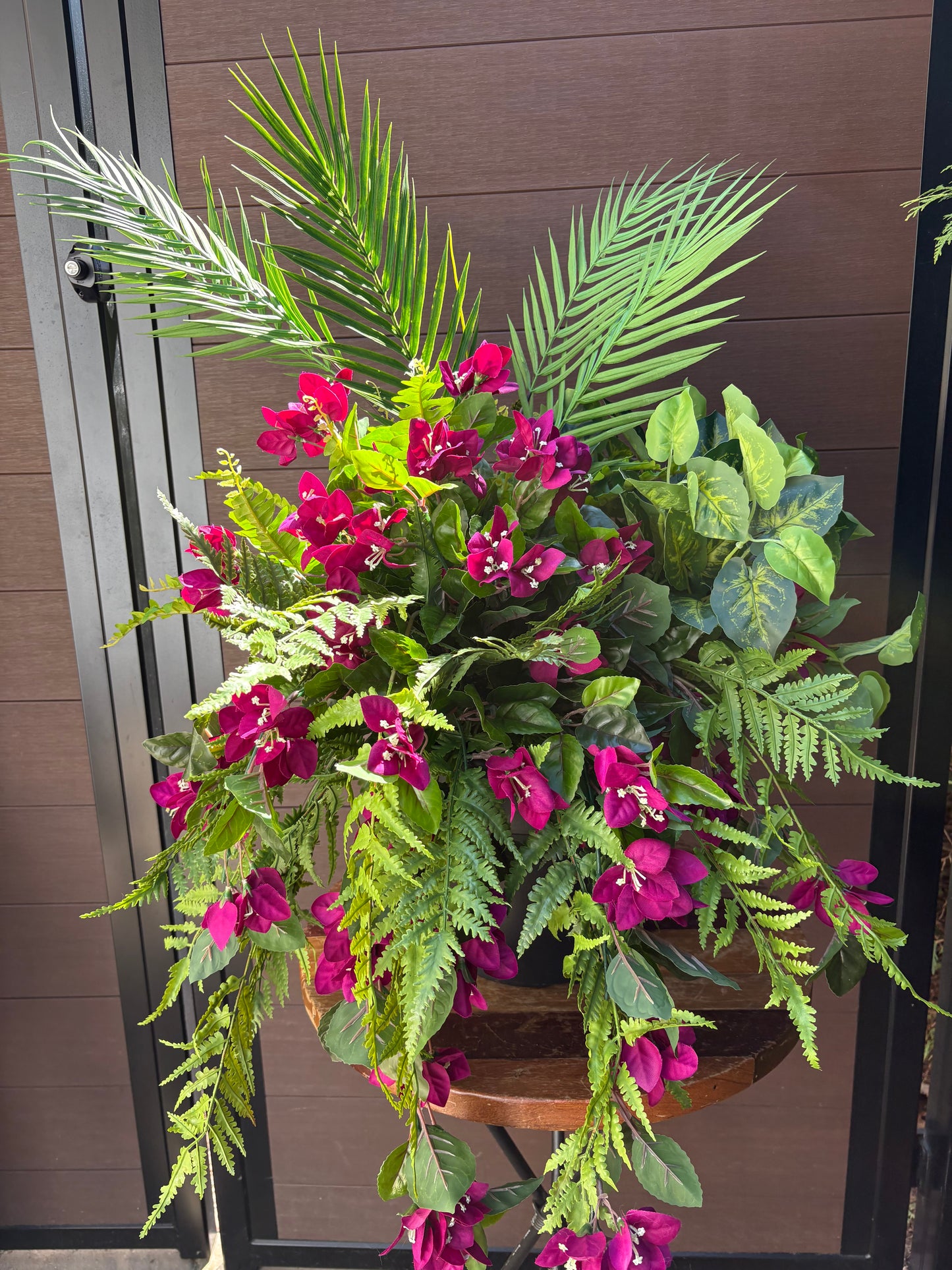 Arrangement bougainvillier prune et feuillage – style tropical chic