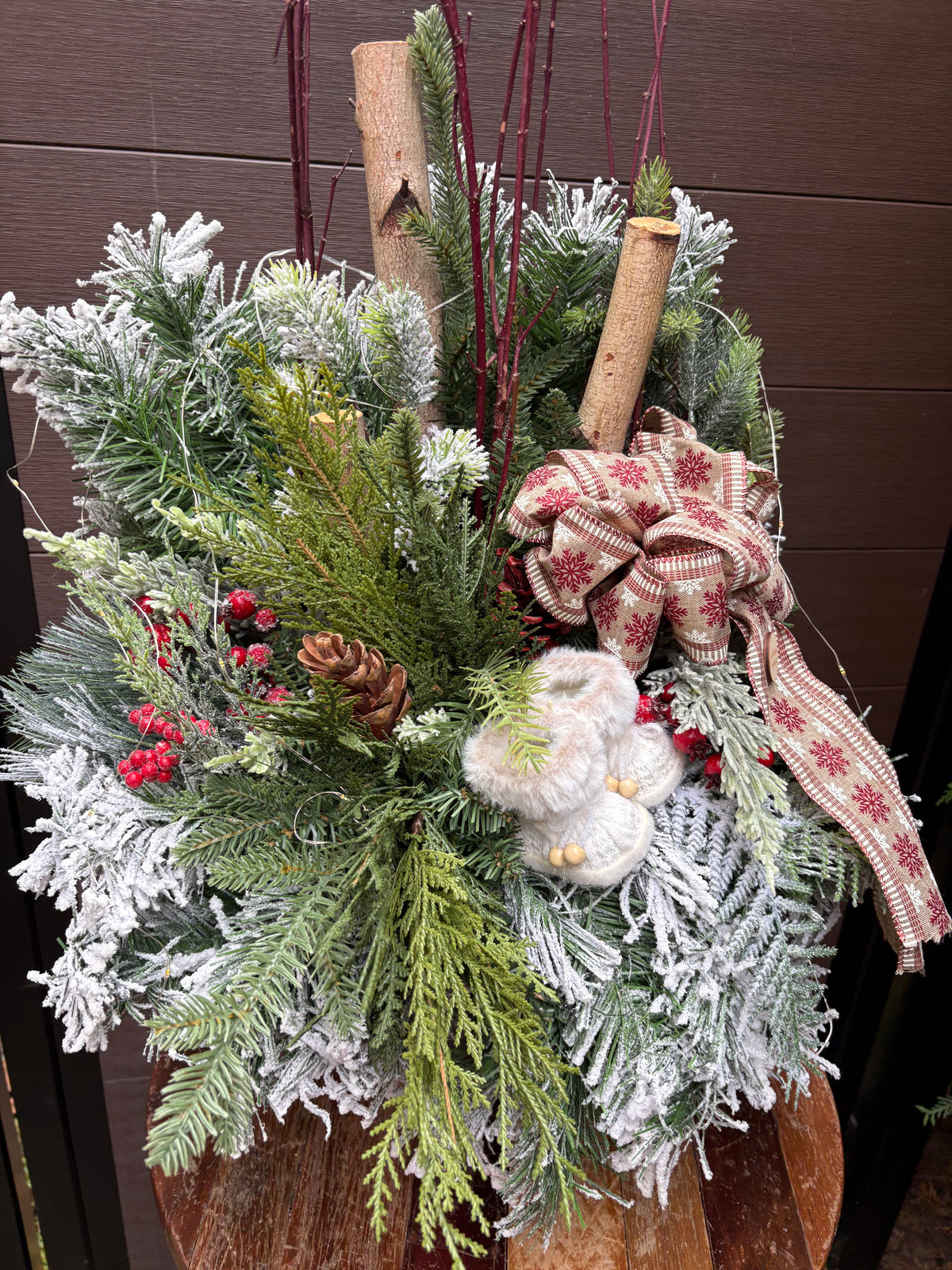 Arrangement hivernal rustique en pot d’écorce naturelle