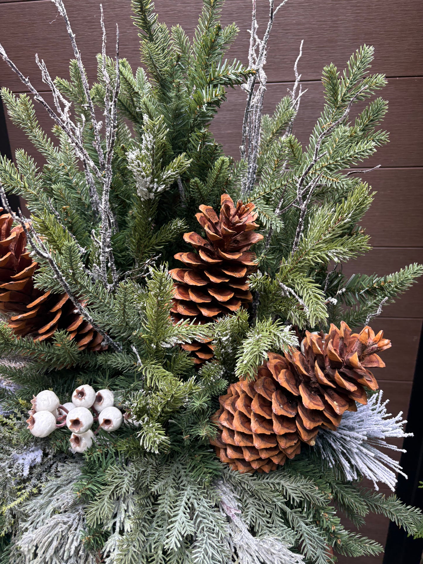 Arrangement hivernal rustique chic en pot d’écorce – 37 po