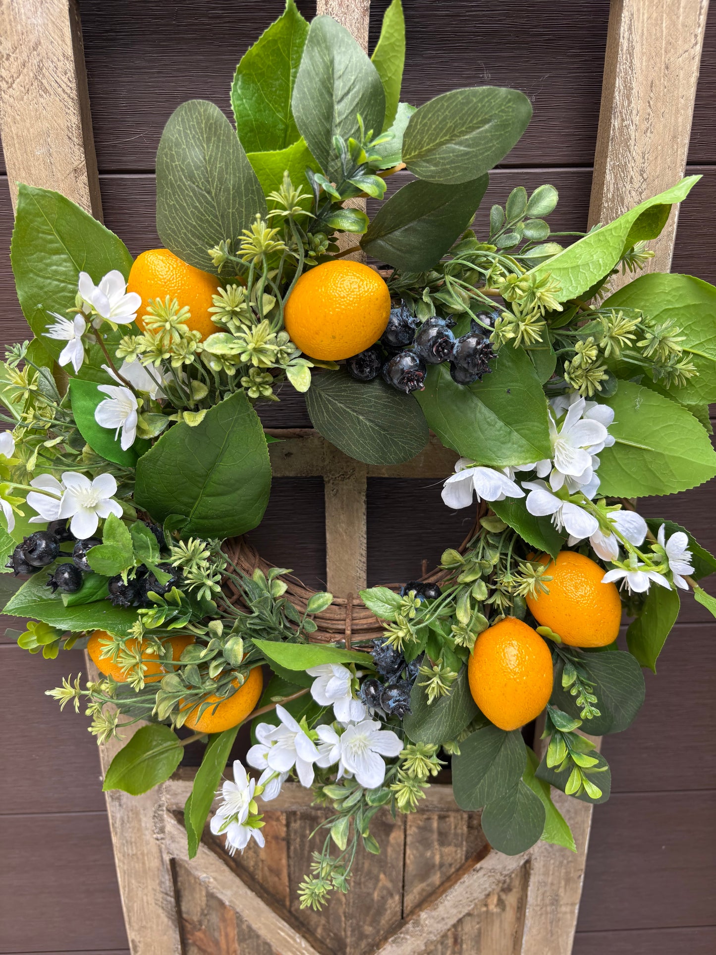 Porte décorative en bois avec couronne citron et verdure – déco murale rustique